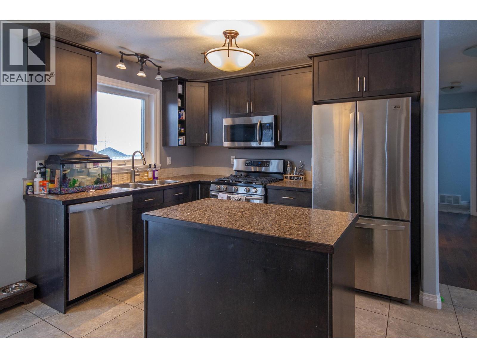 1717 87 Avenue, Dawson Creek, BC - Indoor Photo Showing Kitchen With Double Sink
