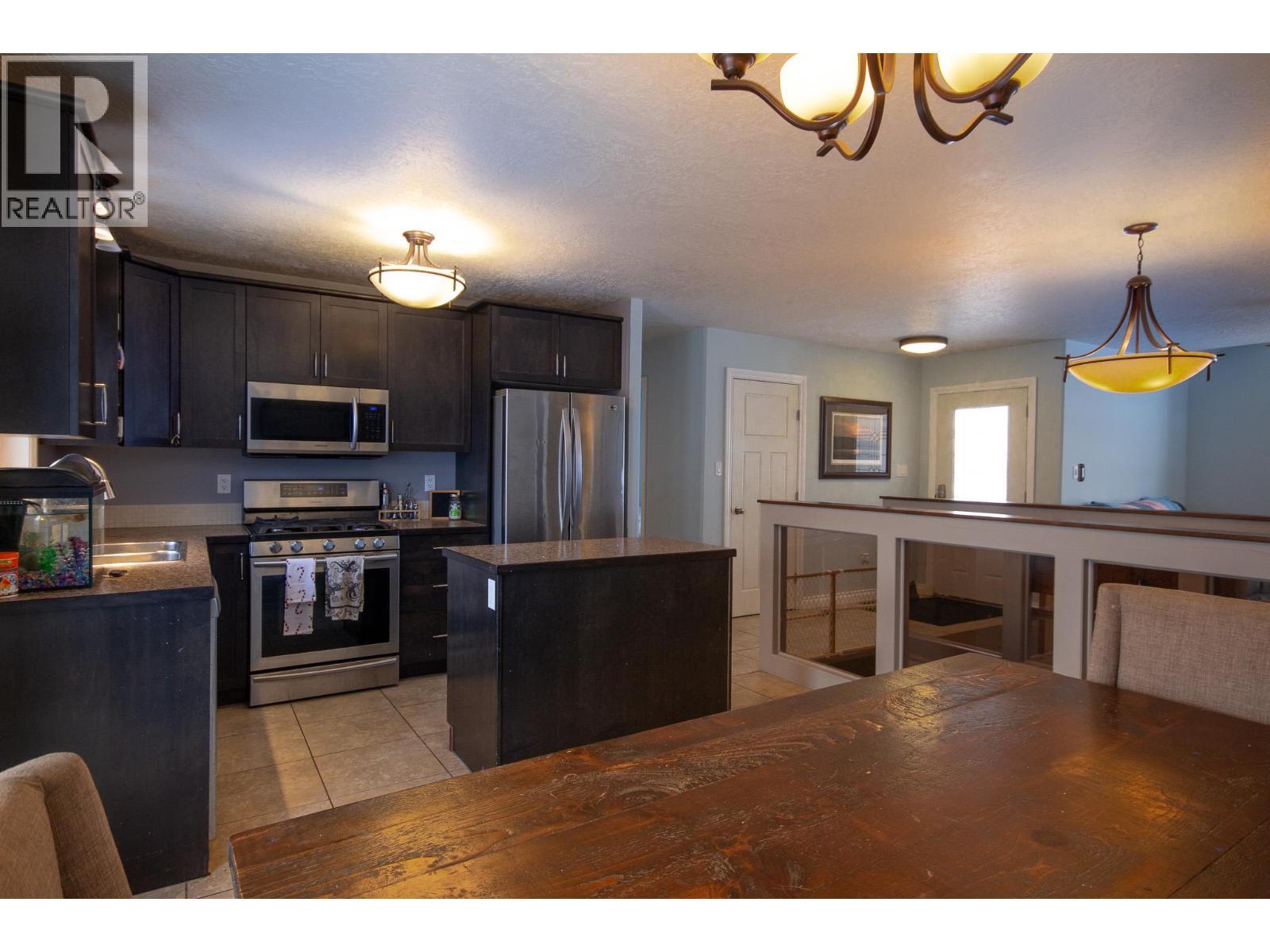 1717 87 Avenue, Dawson Creek, BC - Indoor Photo Showing Kitchen With Upgraded Kitchen