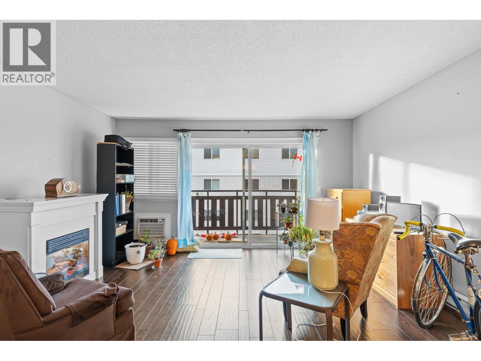 1860 Richter Street Unit# 204, Kelowna, BC - Indoor Photo Showing Living Room With Fireplace