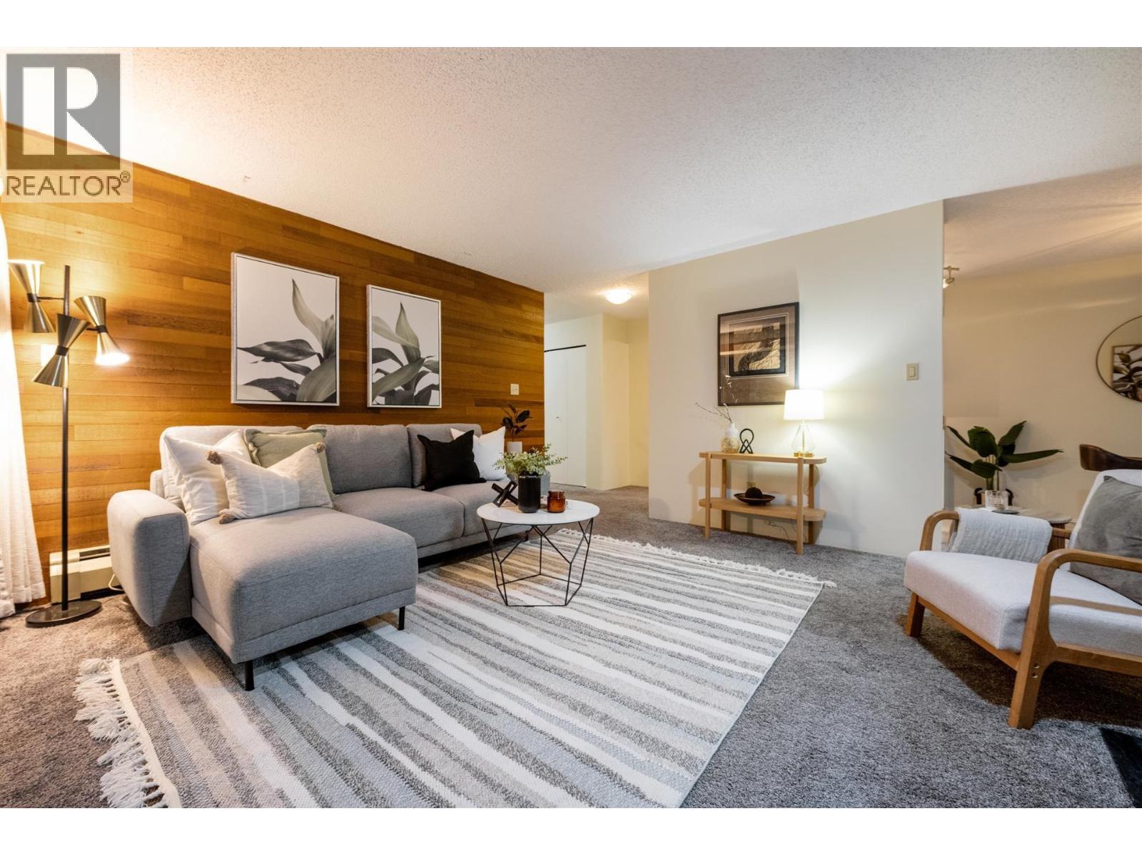 220 7377 Salisbury Avenue, Burnaby, BC - Indoor Photo Showing Living Room