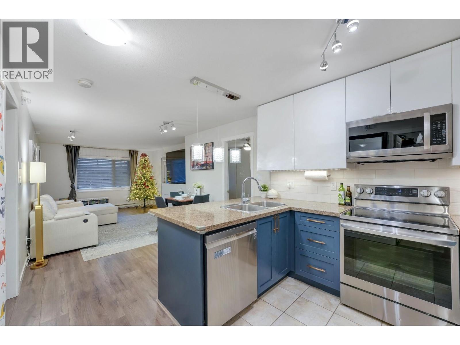 Ph6 2373 Atkins Avenue, Port Coquitlam, BC - Indoor Photo Showing Kitchen With Double Sink With Upgraded Kitchen