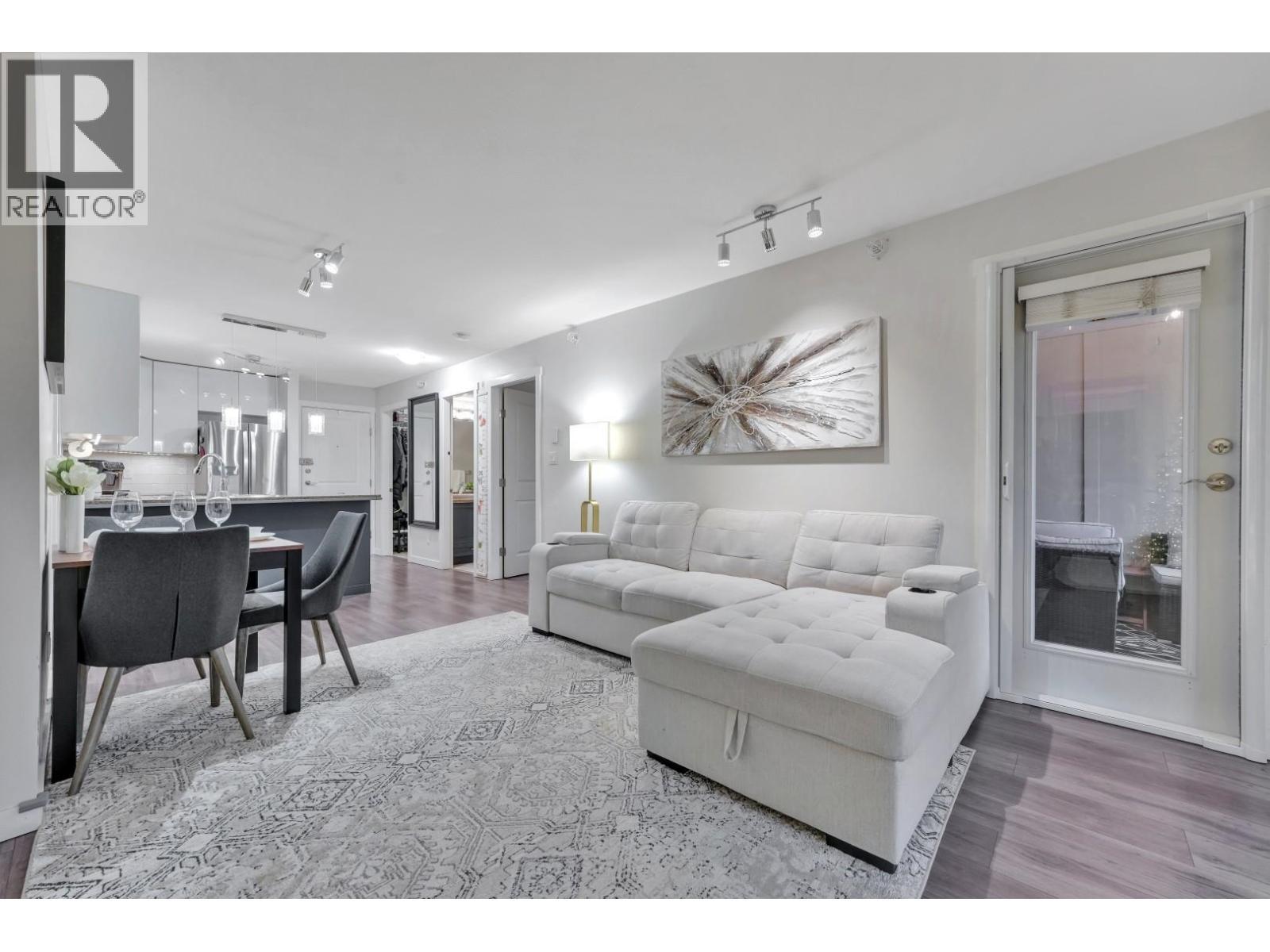 Ph6 2373 Atkins Avenue, Port Coquitlam, BC - Indoor Photo Showing Living Room