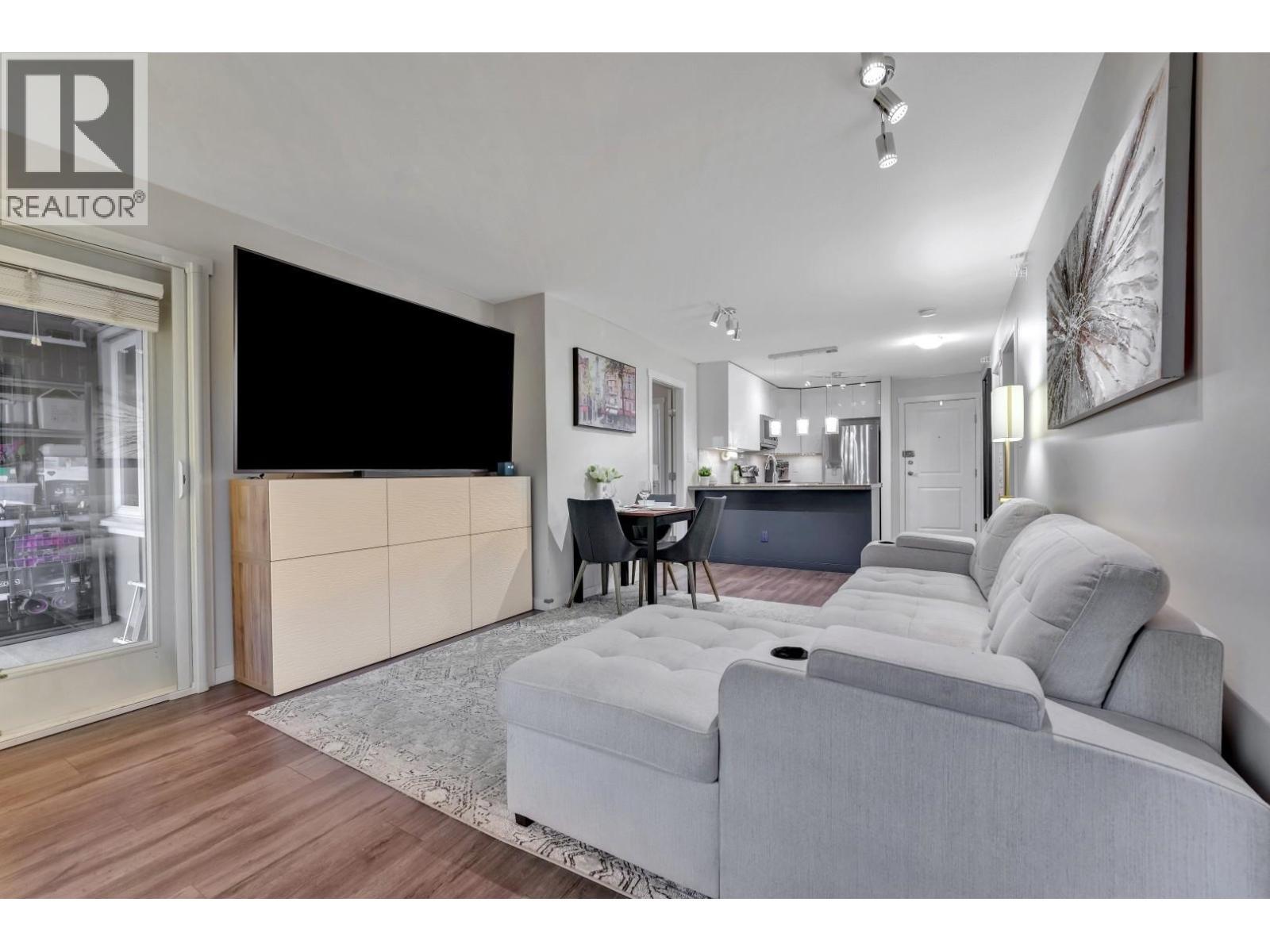 Ph6 2373 Atkins Avenue, Port Coquitlam, BC - Indoor Photo Showing Living Room