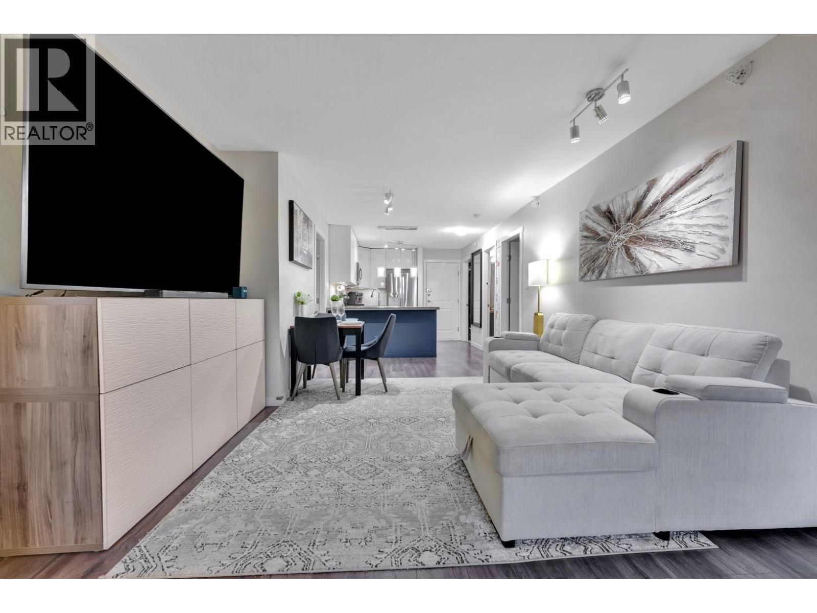 Ph6 2373 Atkins Avenue, Port Coquitlam, BC - Indoor Photo Showing Living Room