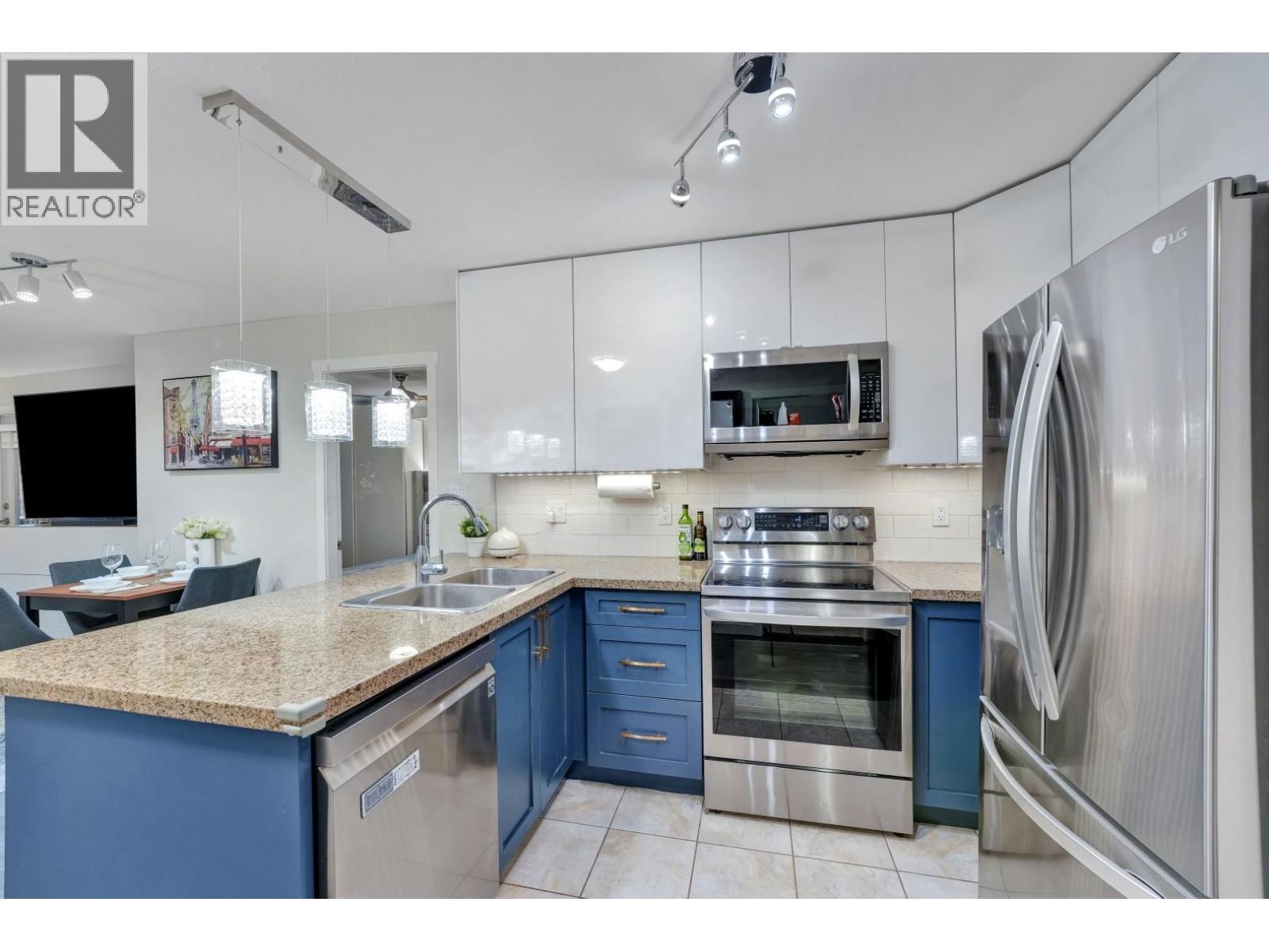 Ph6 2373 Atkins Avenue, Port Coquitlam, BC - Indoor Photo Showing Kitchen With Double Sink With Upgraded Kitchen