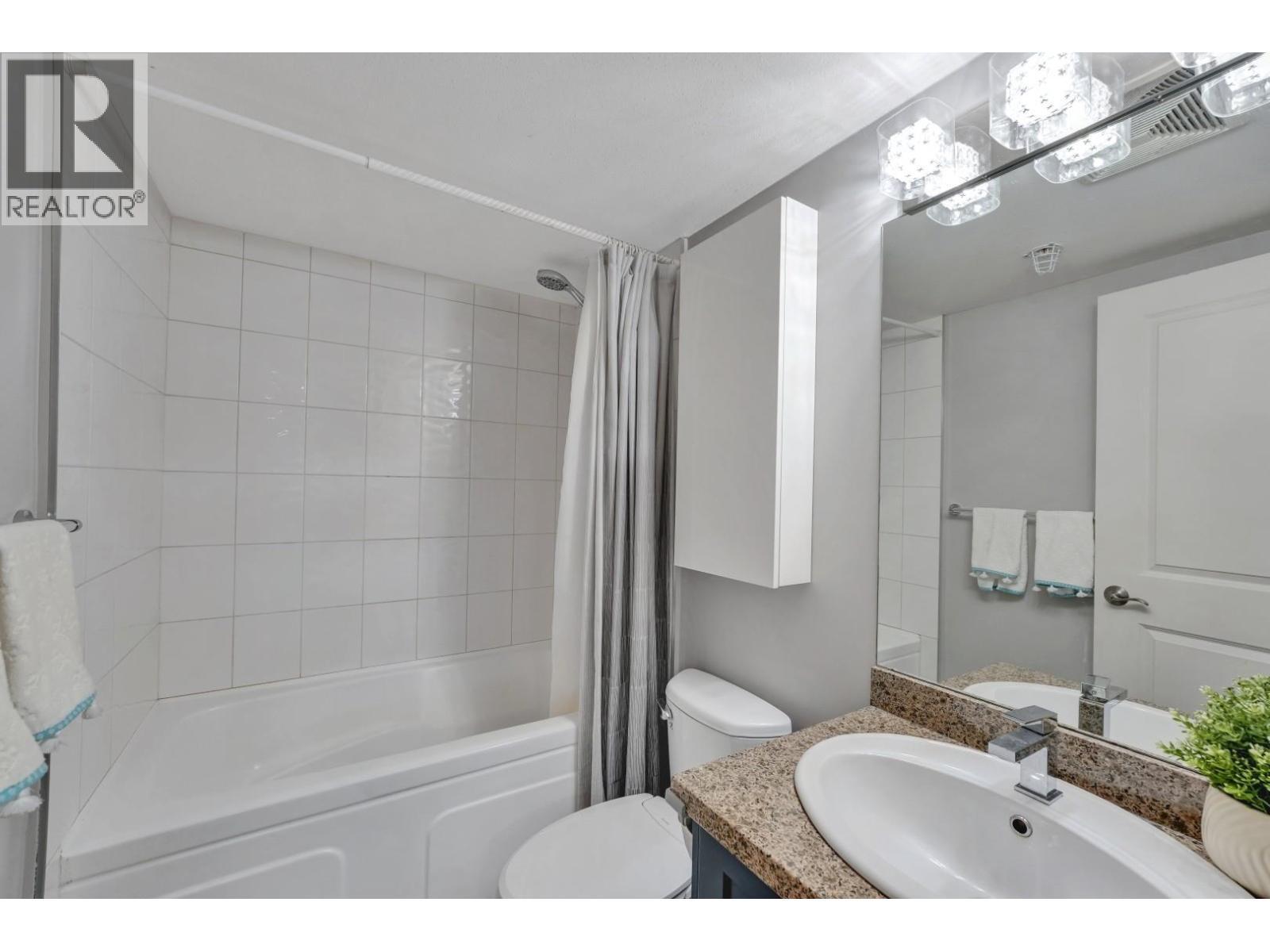 Ph6 2373 Atkins Avenue, Port Coquitlam, BC - Indoor Photo Showing Bathroom