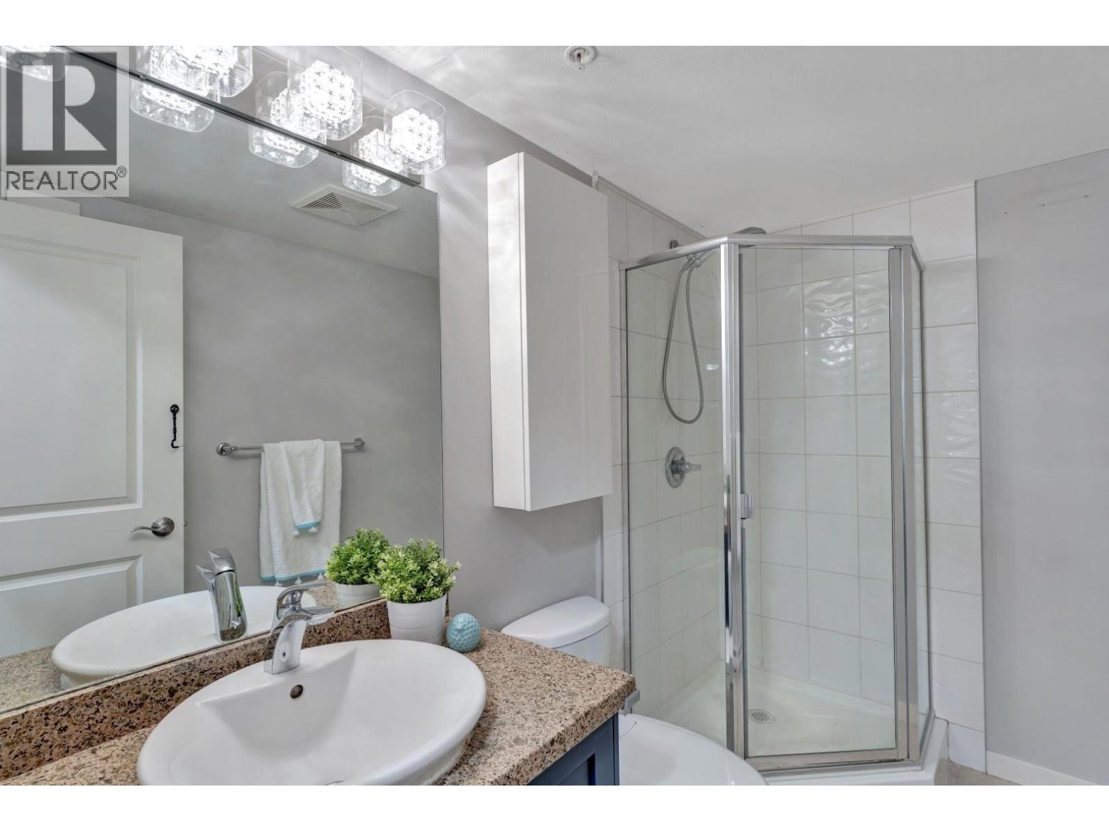 Ph6 2373 Atkins Avenue, Port Coquitlam, BC - Indoor Photo Showing Bathroom