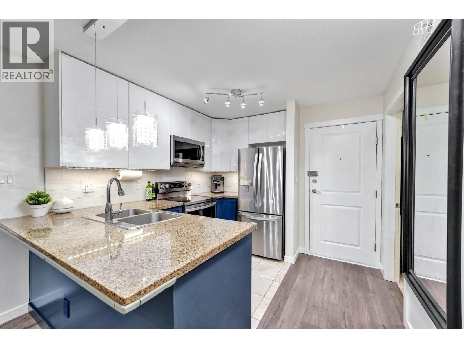 Ph6 2373 Atkins Avenue, Port Coquitlam, BC - Indoor Photo Showing Kitchen With Double Sink