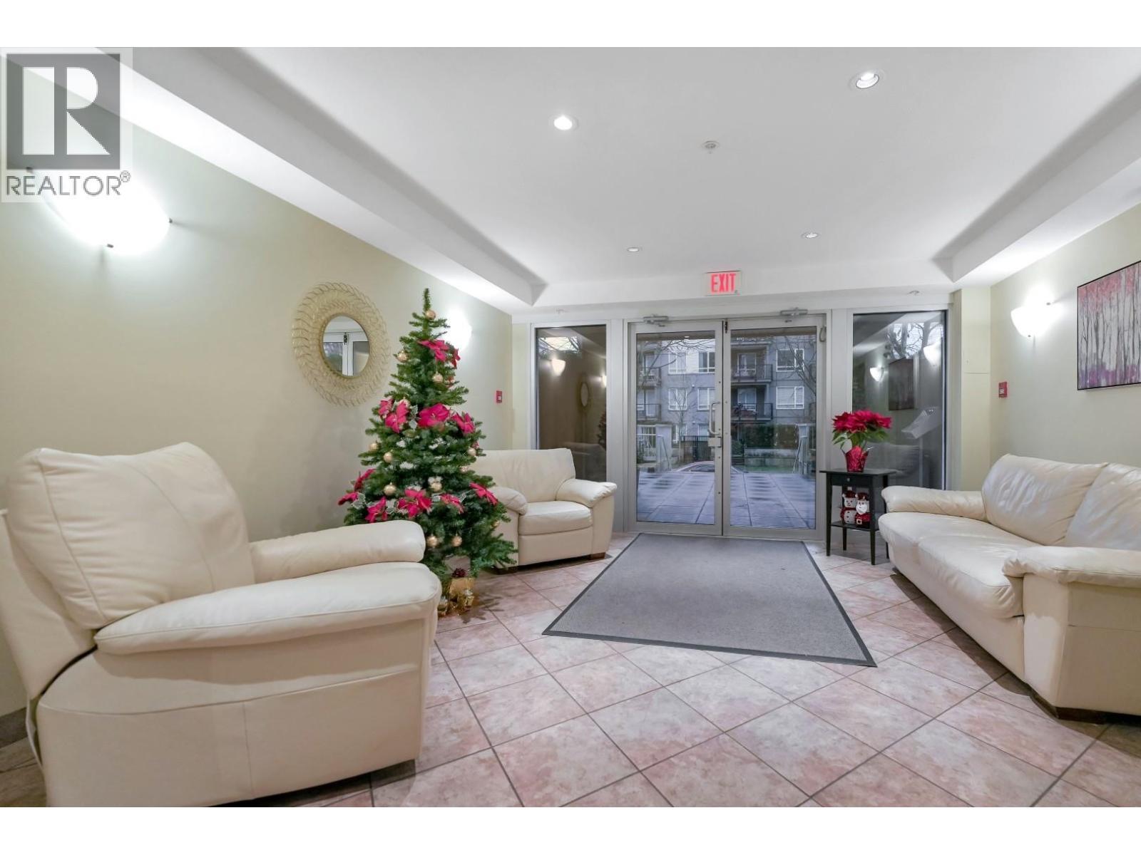 Ph6 2373 Atkins Avenue, Port Coquitlam, BC - Indoor Photo Showing Living Room
