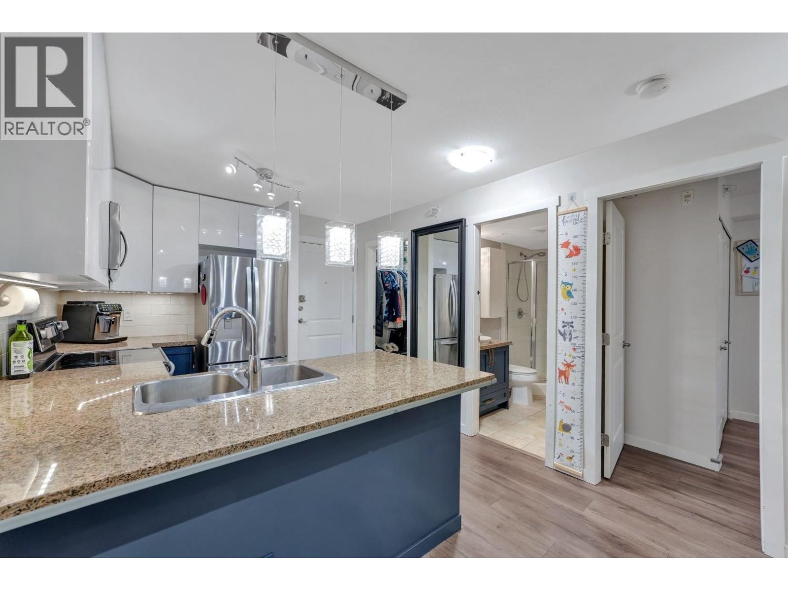 Ph6 2373 Atkins Avenue, Port Coquitlam, BC - Indoor Photo Showing Kitchen With Double Sink