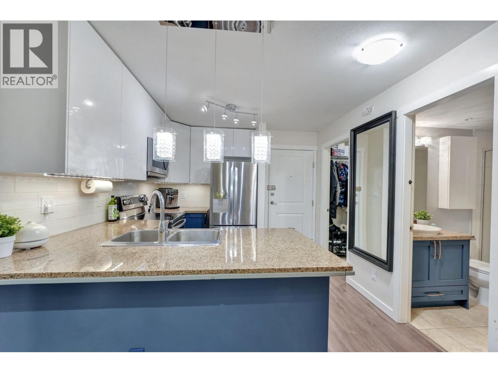 Ph6 2373 Atkins Avenue, Port Coquitlam, BC - Indoor Photo Showing Kitchen With Double Sink With Upgraded Kitchen