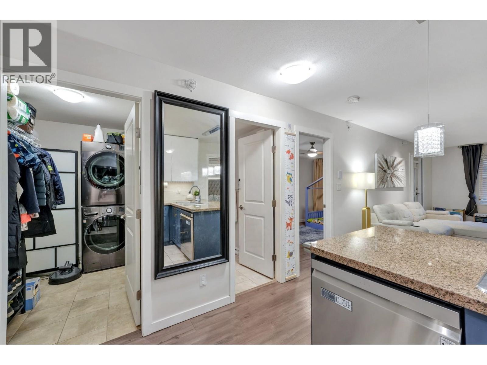 Ph6 2373 Atkins Avenue, Port Coquitlam, BC - Indoor Photo Showing Kitchen