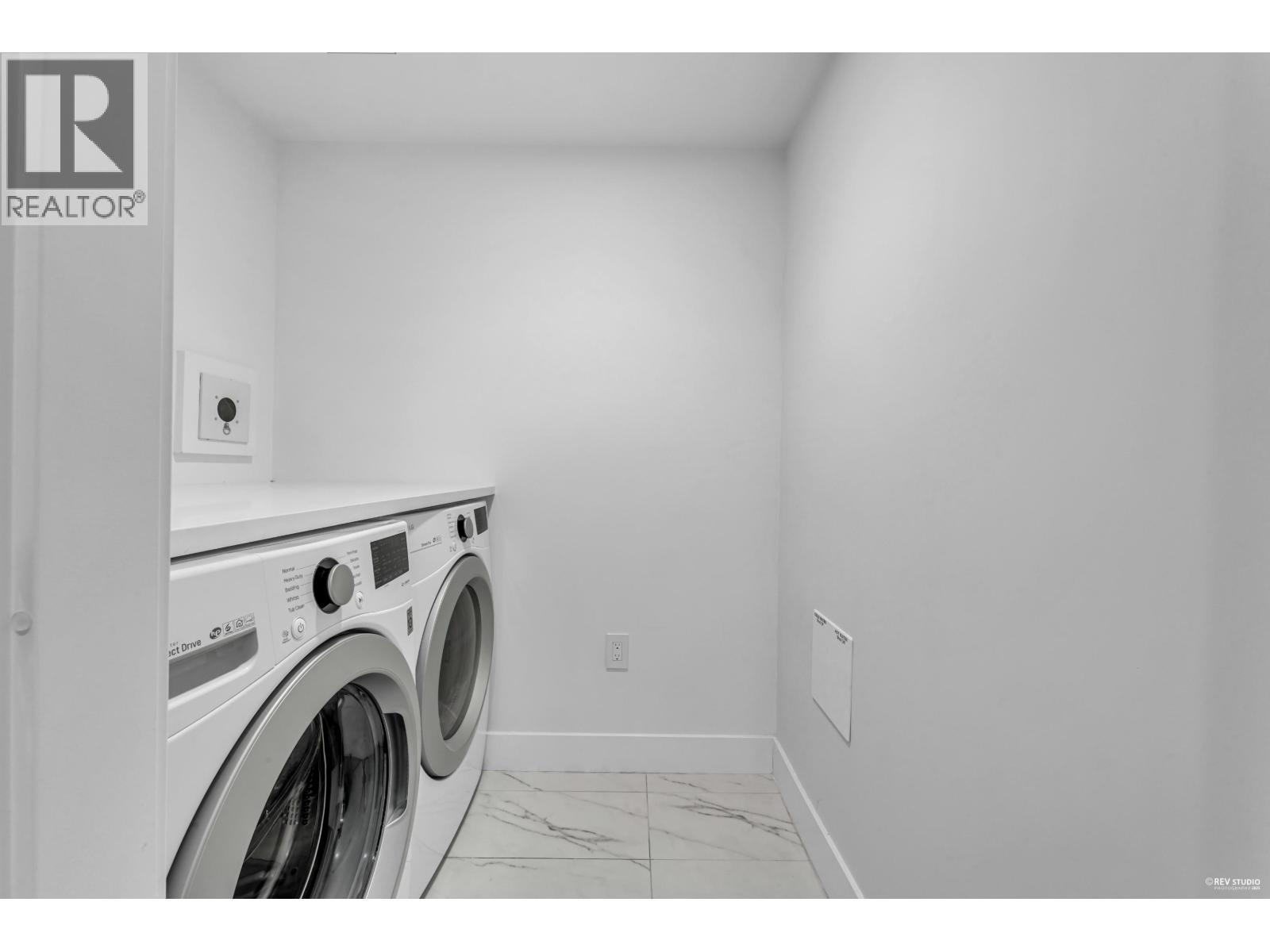 308 177 W 3Rd Street, North Vancouver, BC - Indoor Photo Showing Laundry Room