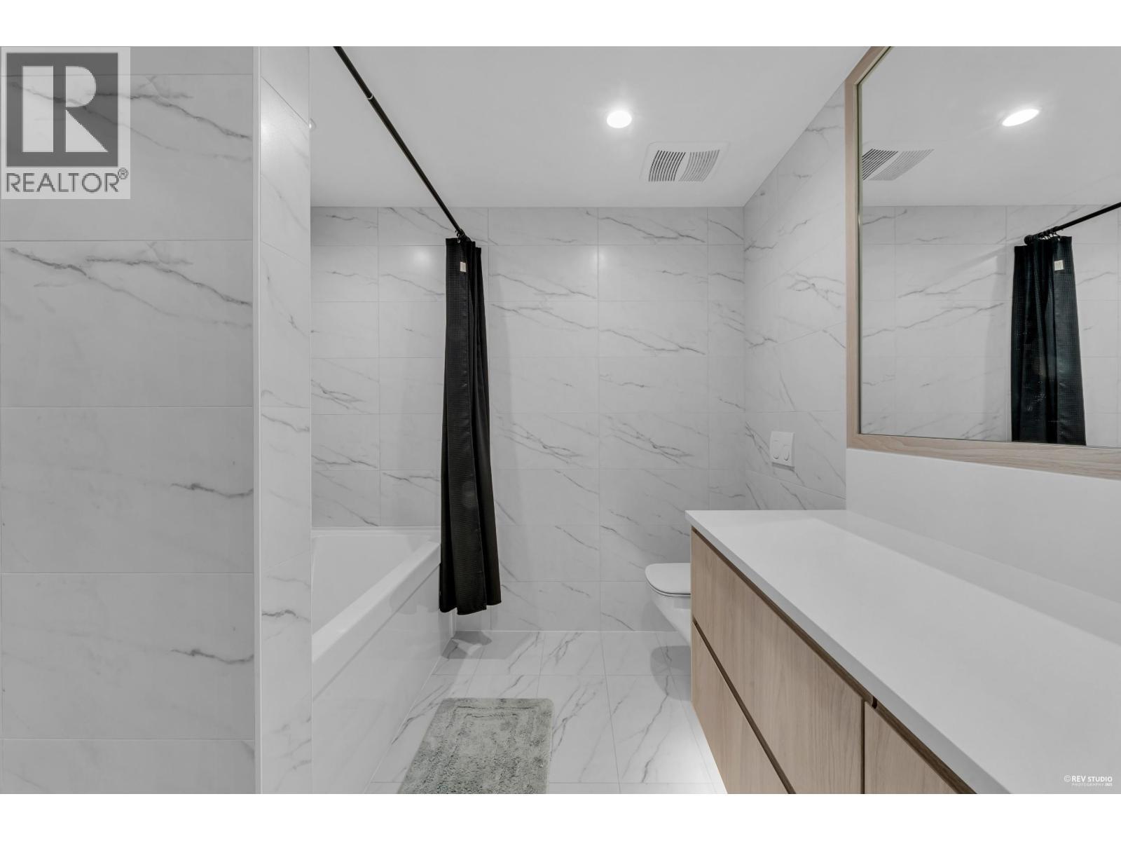 308 177 W 3Rd Street, North Vancouver, BC - Indoor Photo Showing Bathroom