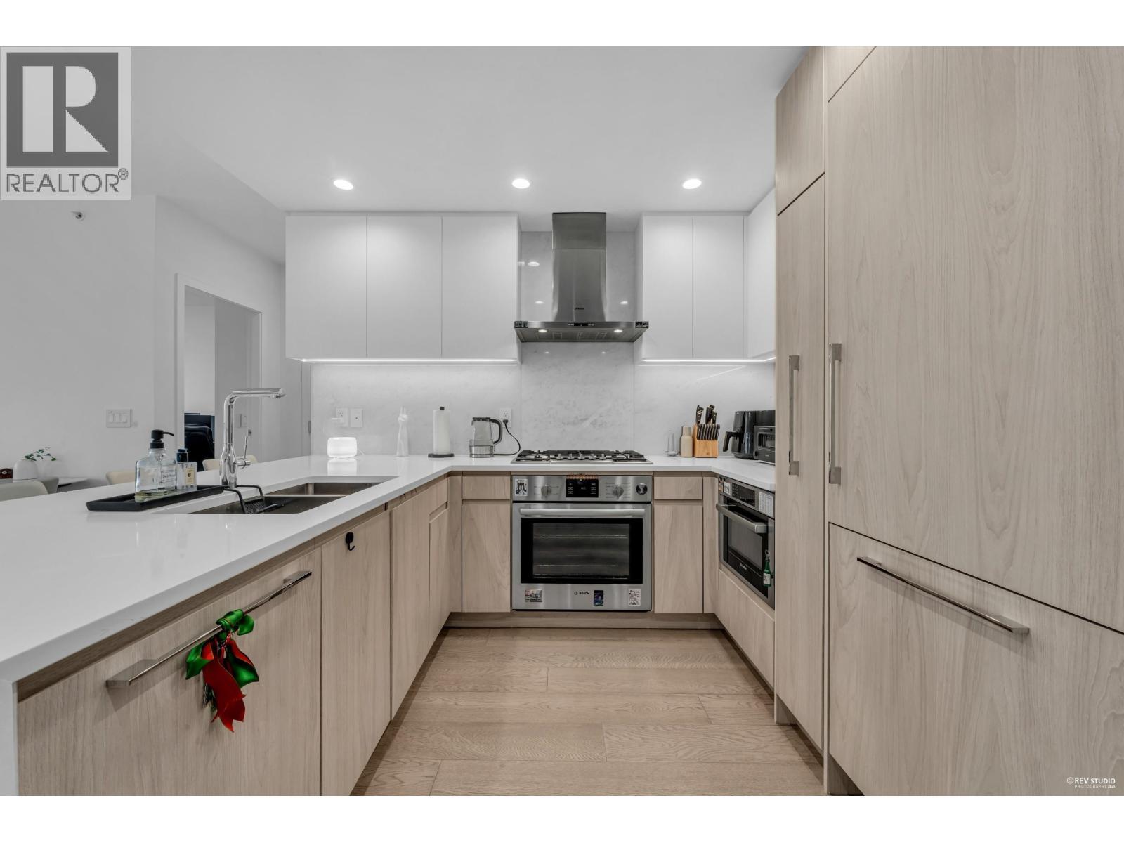 308 177 W 3Rd Street, North Vancouver, BC - Indoor Photo Showing Kitchen With Double Sink With Upgraded Kitchen