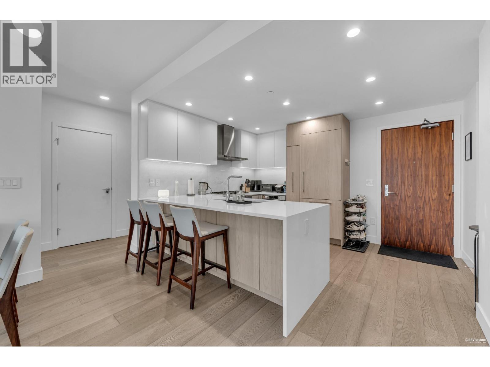 308 177 W 3Rd Street, North Vancouver, BC - Indoor Photo Showing Kitchen With Upgraded Kitchen