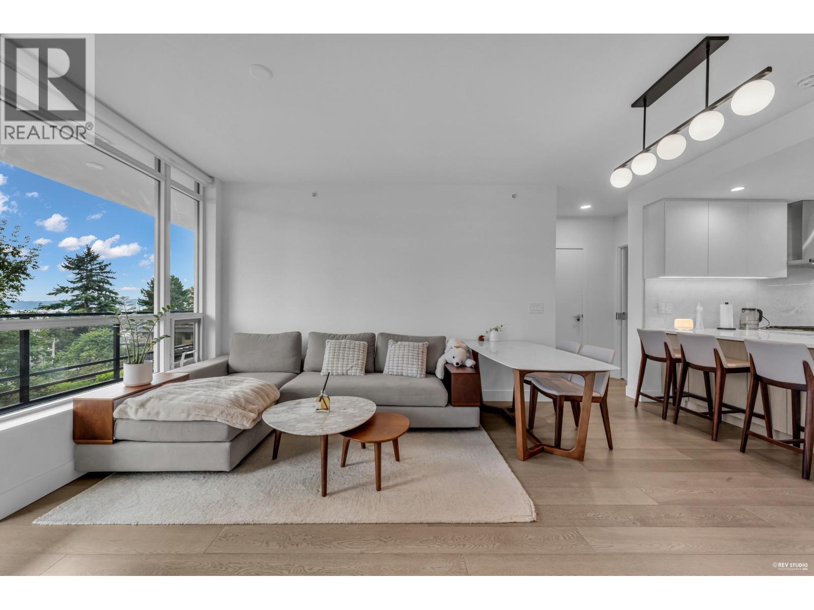 308 177 W 3Rd Street, North Vancouver, BC - Indoor Photo Showing Living Room