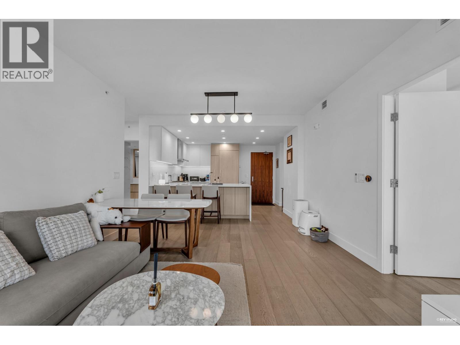 308 177 W 3Rd Street, North Vancouver, BC - Indoor Photo Showing Living Room