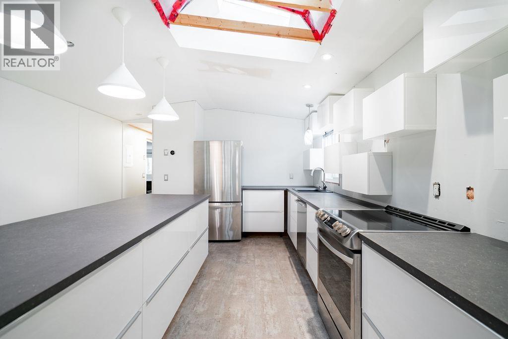 19728 Poplar Place, Pitt Meadows, BC - Indoor Photo Showing Kitchen