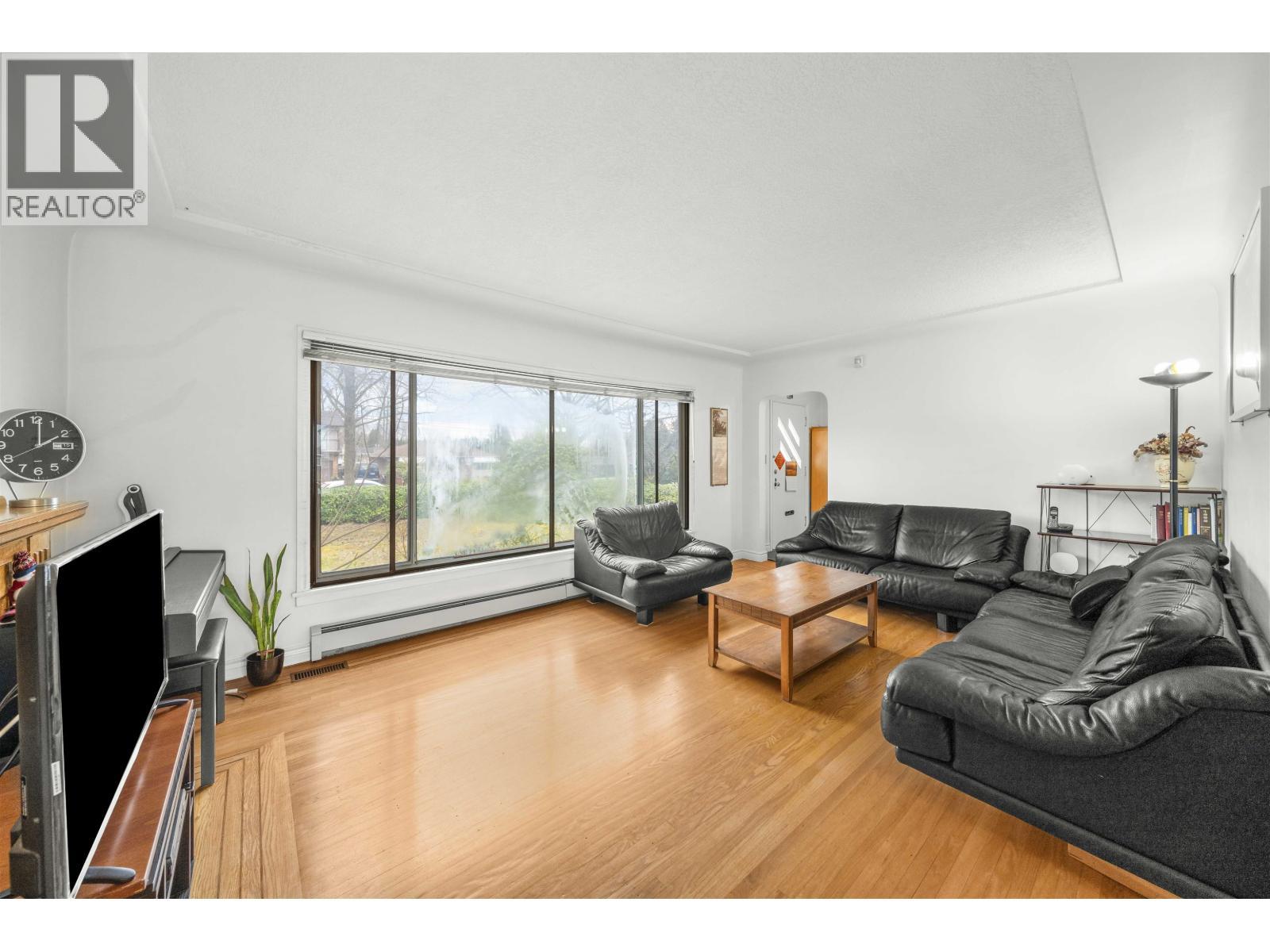 1371 Duthie Avenue, Burnaby, BC - Indoor Photo Showing Living Room