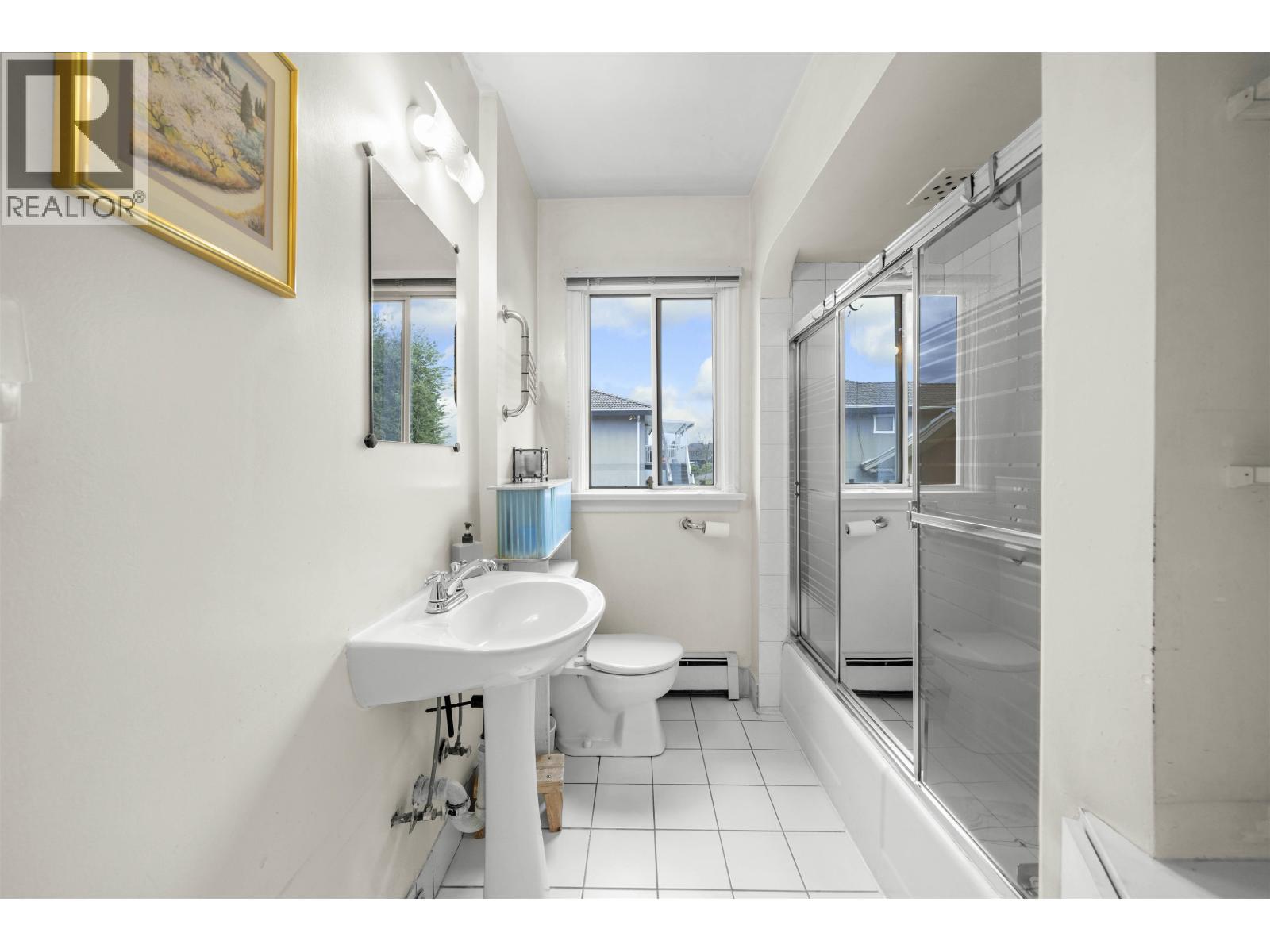 1371 Duthie Avenue, Burnaby, BC - Indoor Photo Showing Bathroom