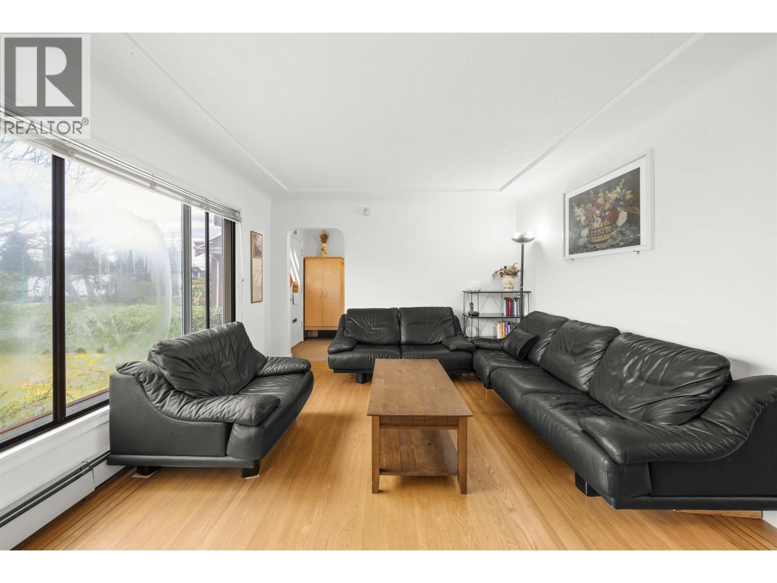 1371 Duthie Avenue, Burnaby, BC - Indoor Photo Showing Living Room