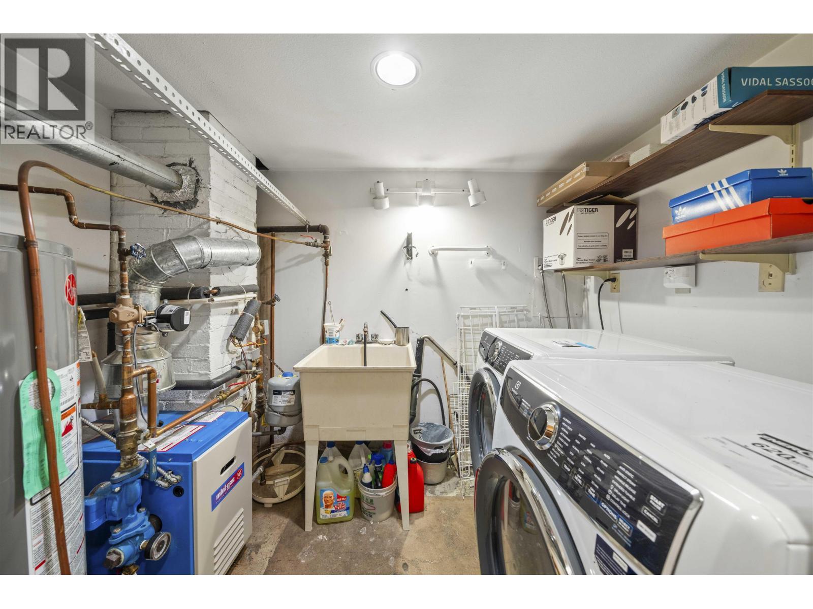 1371 Duthie Avenue, Burnaby, BC - Indoor Photo Showing Laundry Room