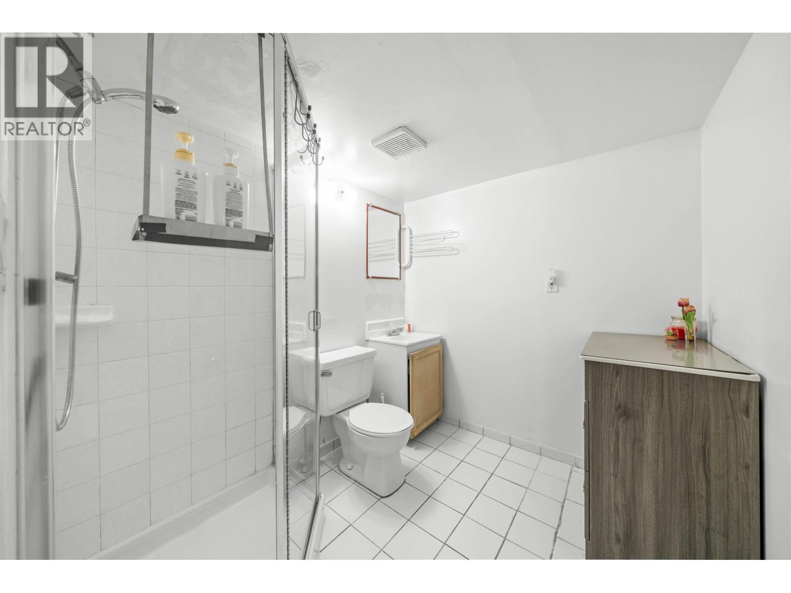 1371 Duthie Avenue, Burnaby, BC - Indoor Photo Showing Bathroom