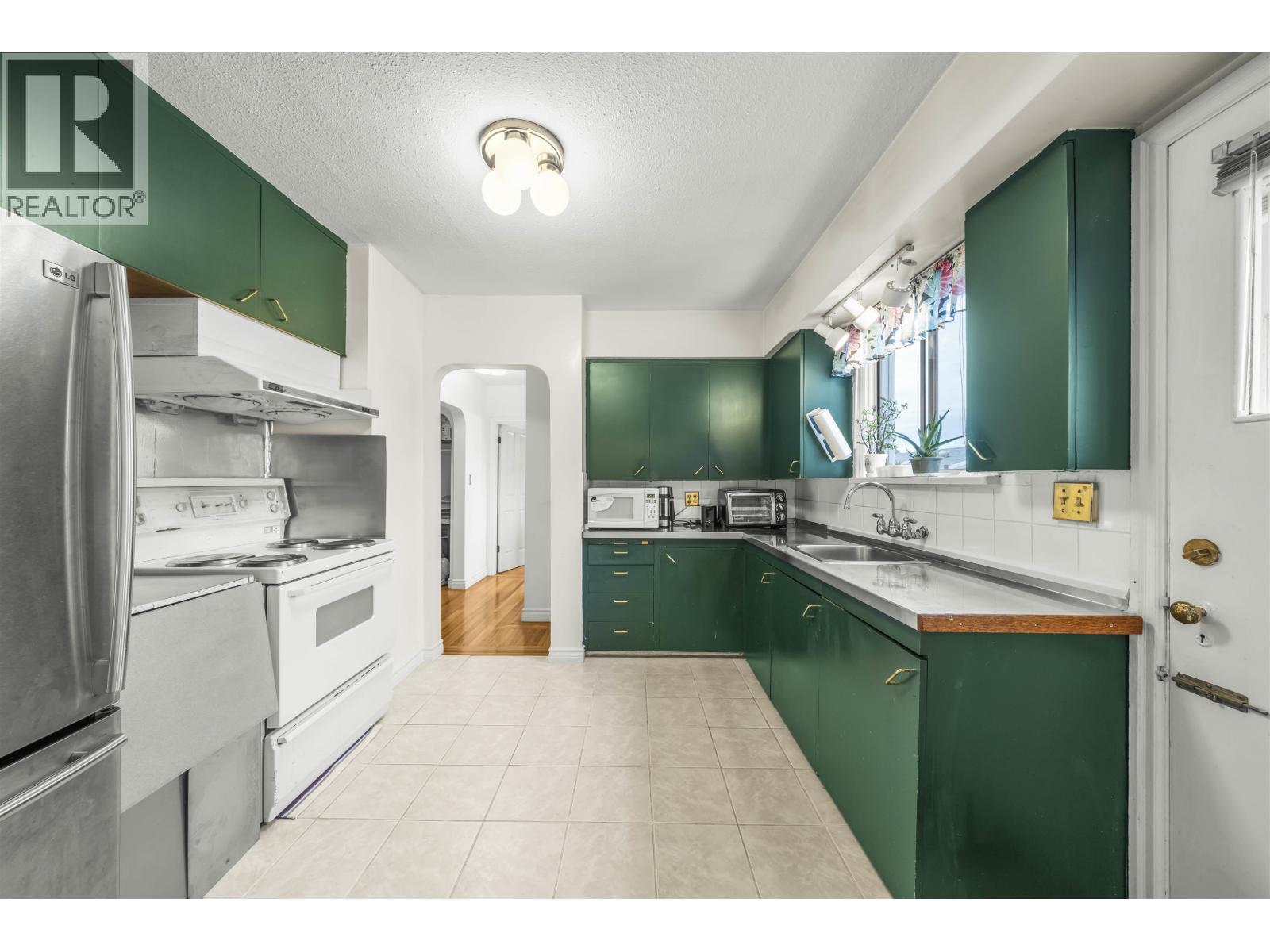 1371 Duthie Avenue, Burnaby, BC - Indoor Photo Showing Kitchen