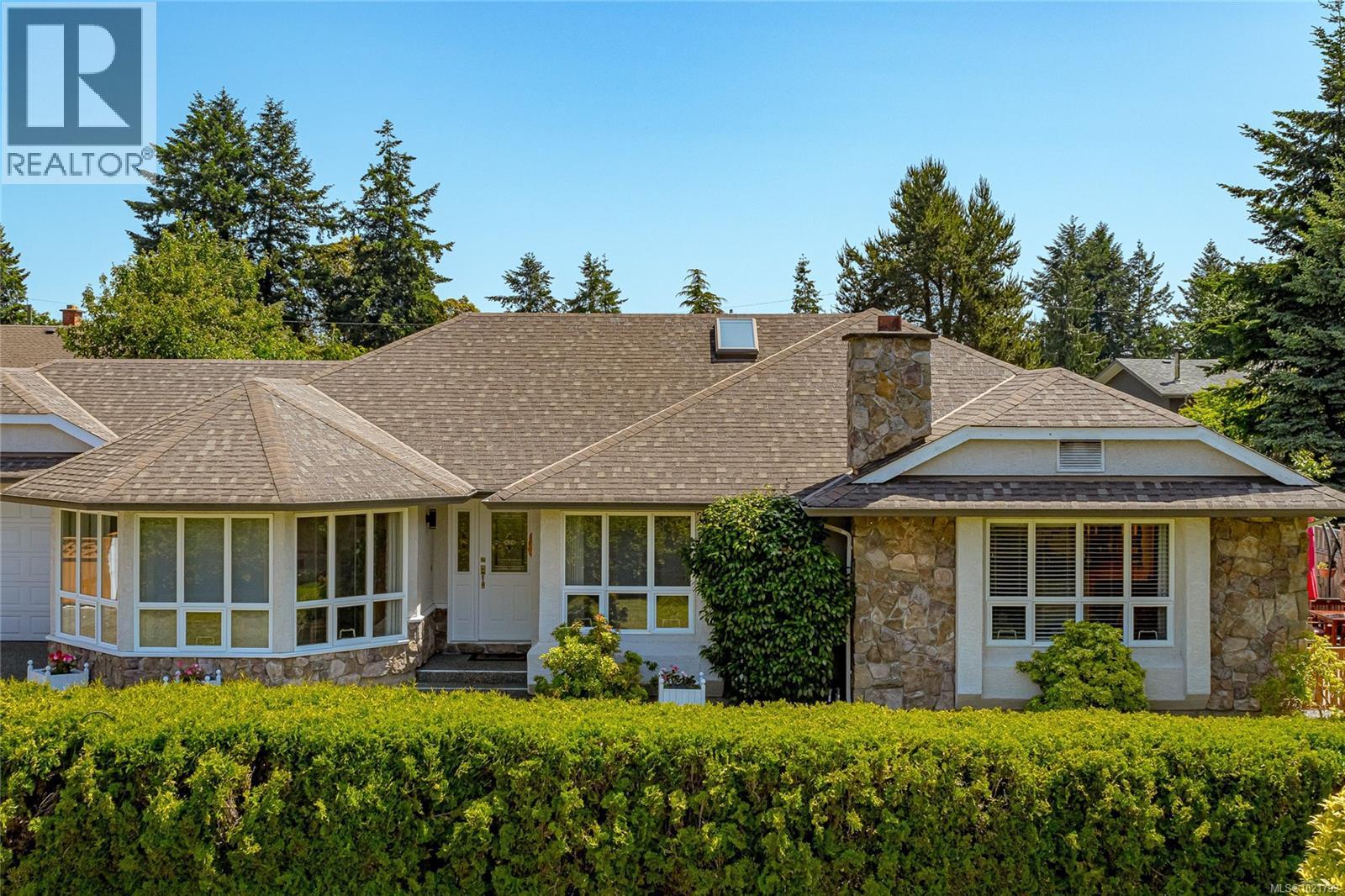 6377 Rodolph Rd, Central Saanich, BC - Outdoor With Facade