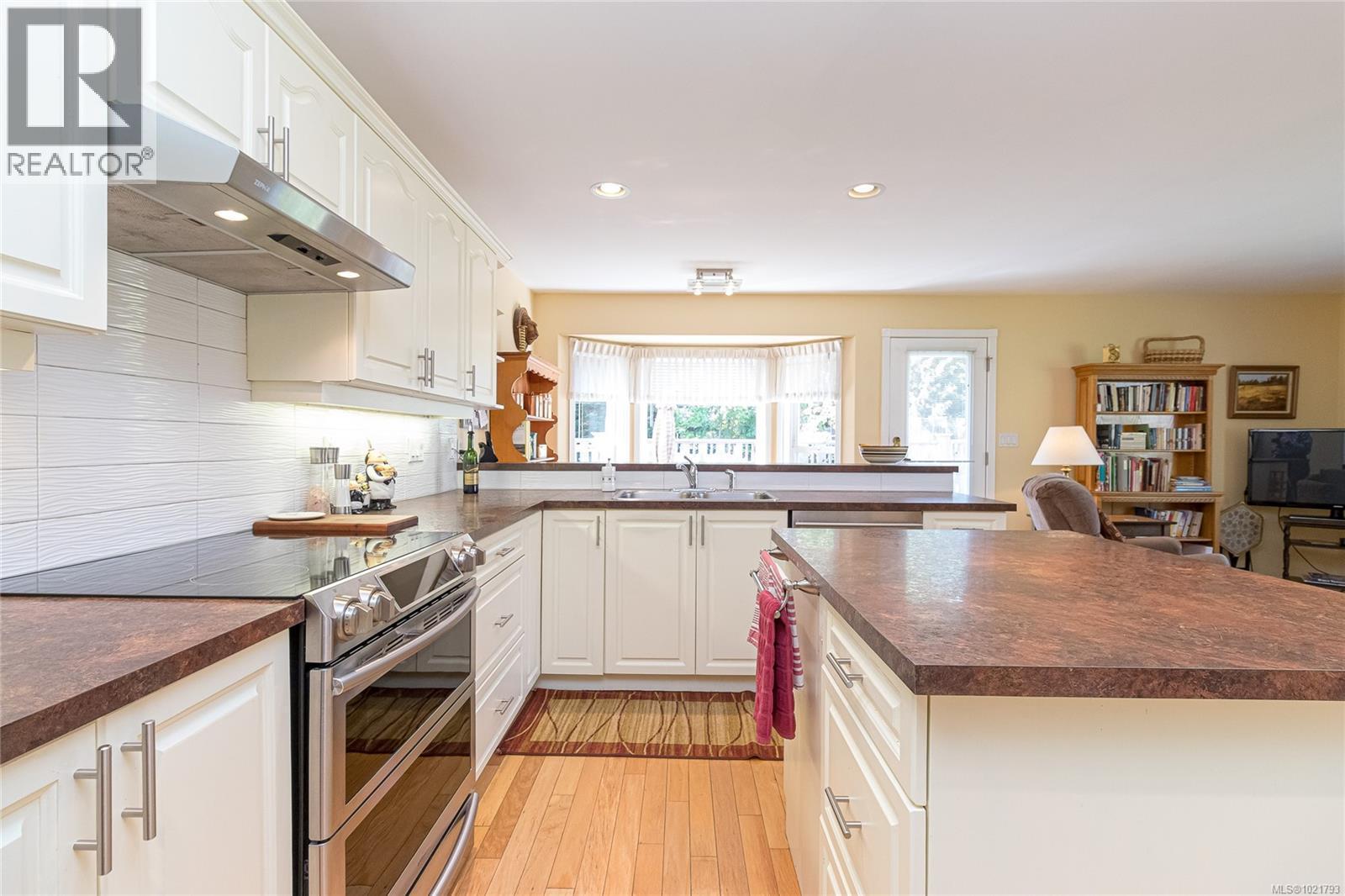 6377 Rodolph Rd, Central Saanich, BC - Indoor Photo Showing Kitchen With Double Sink
