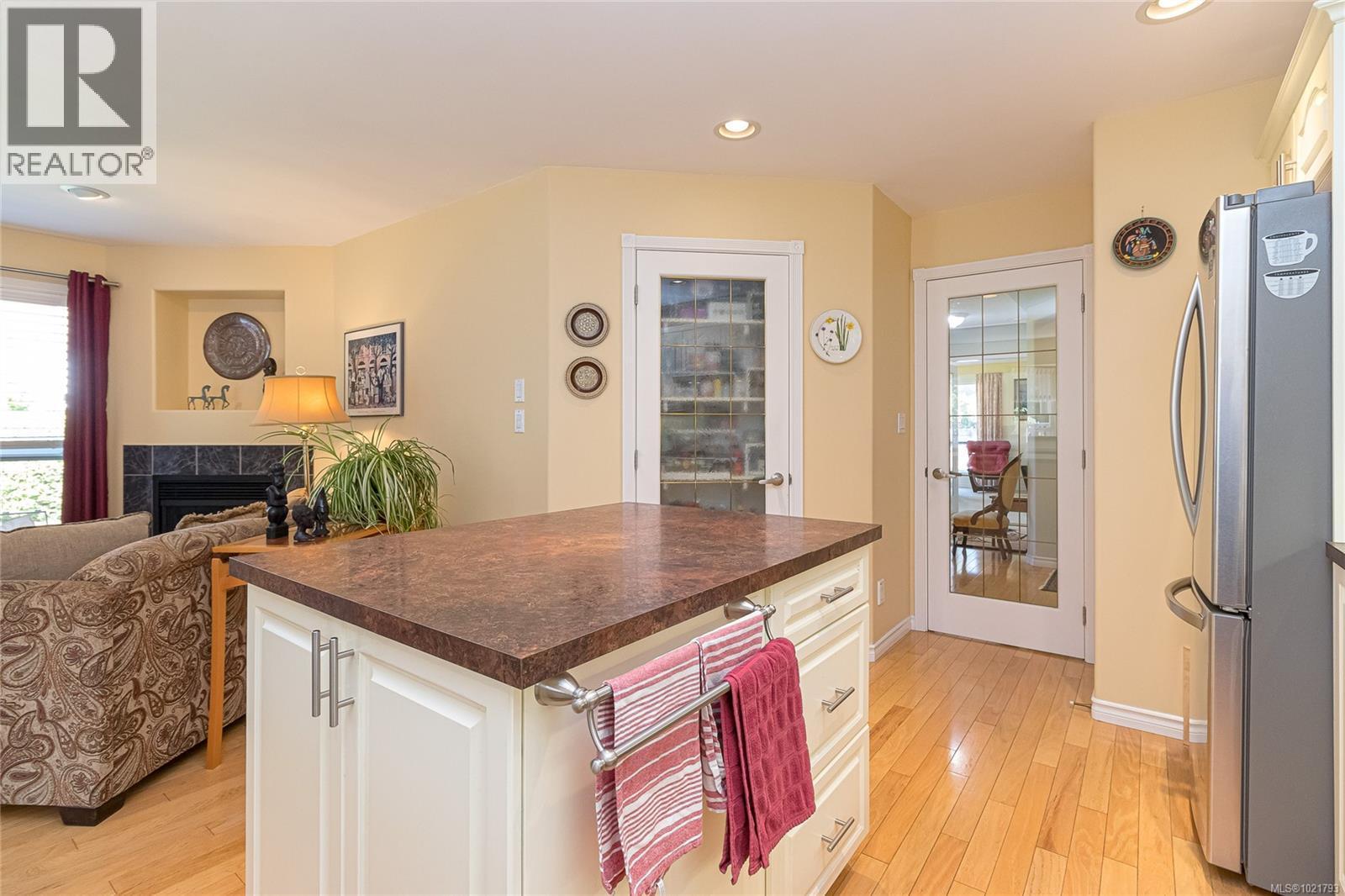 6377 Rodolph Rd, Central Saanich, BC - Indoor Photo Showing Other Room With Fireplace