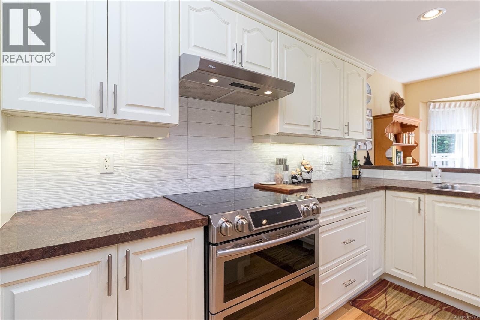 6377 Rodolph Rd, Central Saanich, BC - Indoor Photo Showing Kitchen