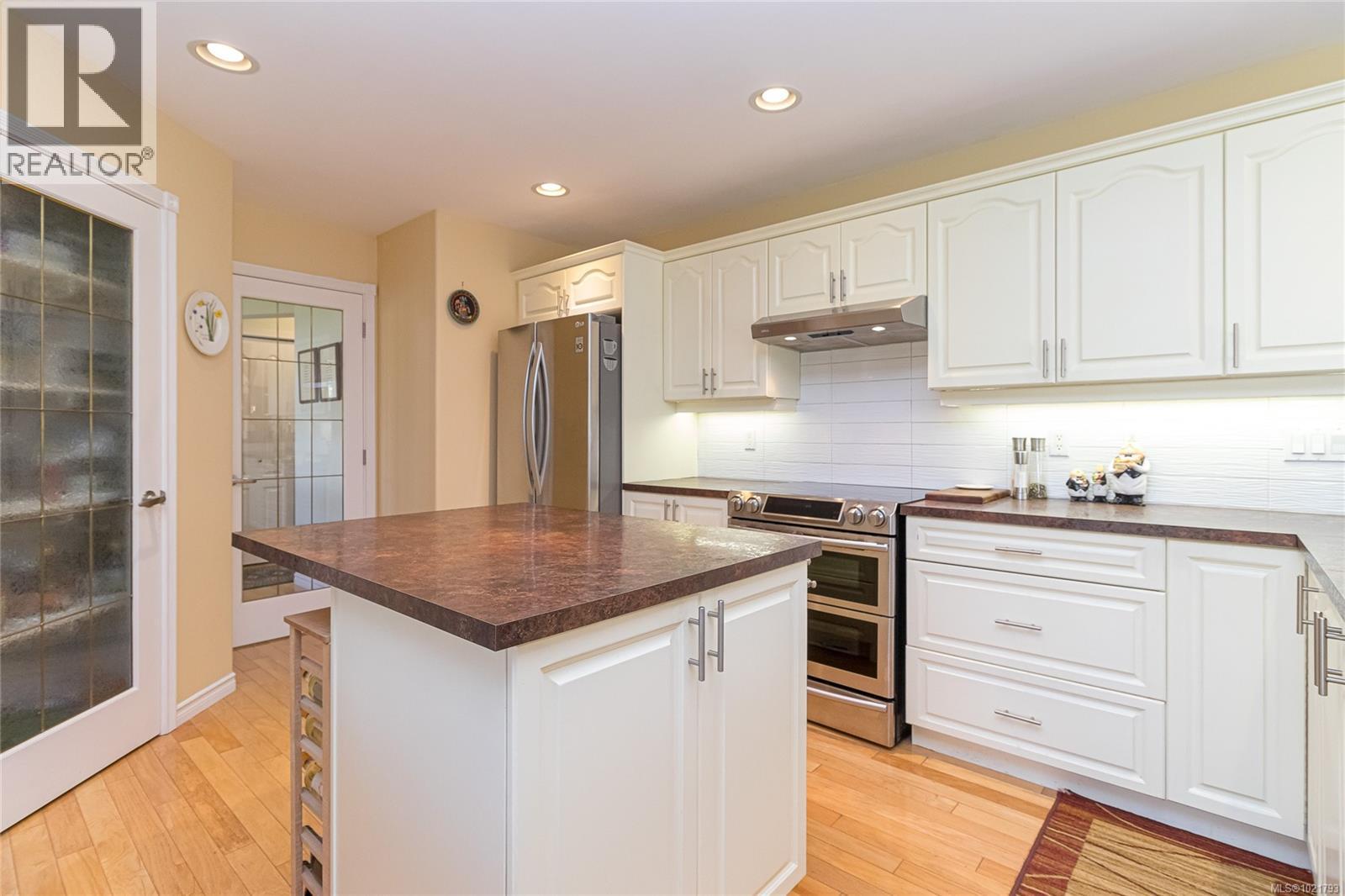 6377 Rodolph Rd, Central Saanich, BC - Indoor Photo Showing Kitchen With Upgraded Kitchen