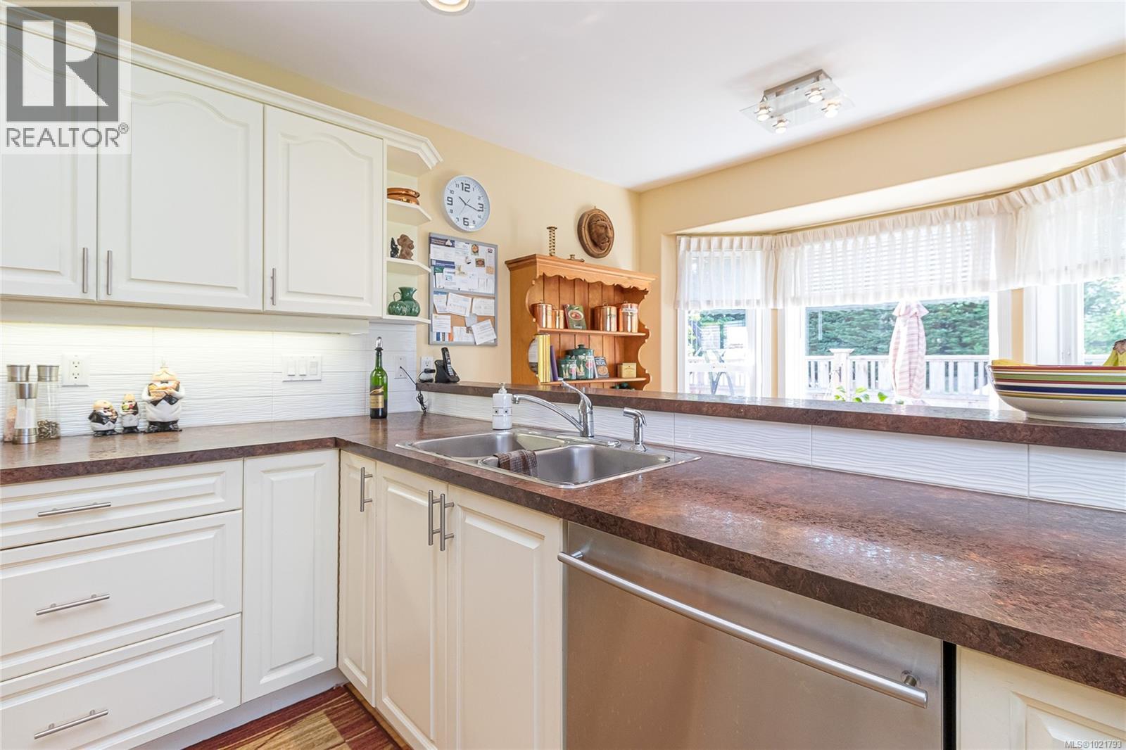 6377 Rodolph Rd, Central Saanich, BC - Indoor Photo Showing Kitchen With Double Sink