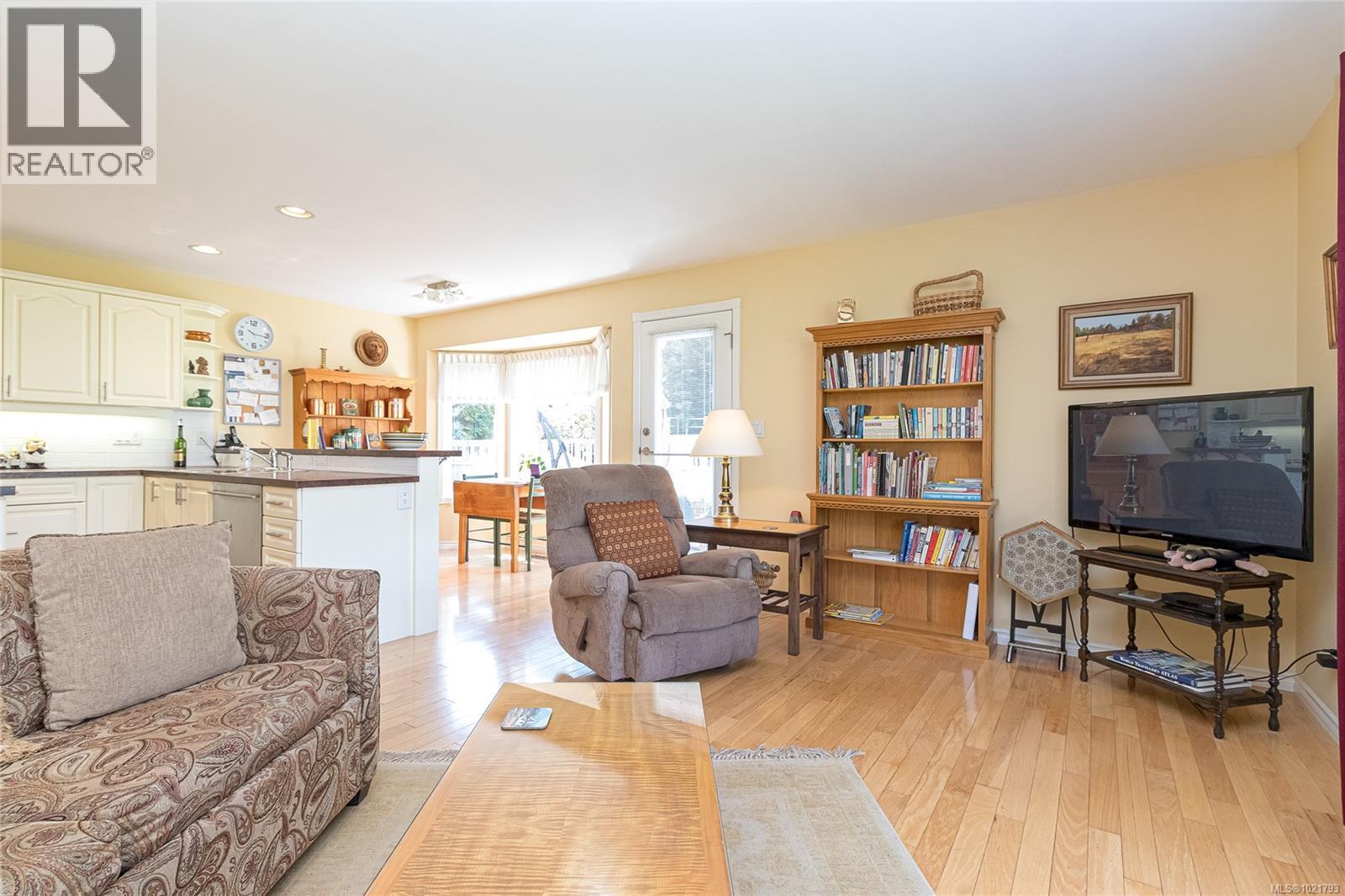 6377 Rodolph Rd, Central Saanich, BC - Indoor Photo Showing Living Room
