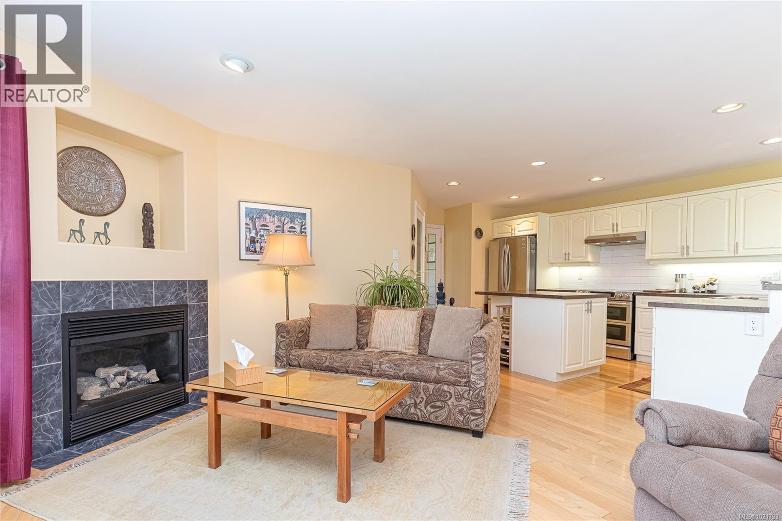 6377 Rodolph Rd, Central Saanich, BC - Indoor Photo Showing Living Room With Fireplace