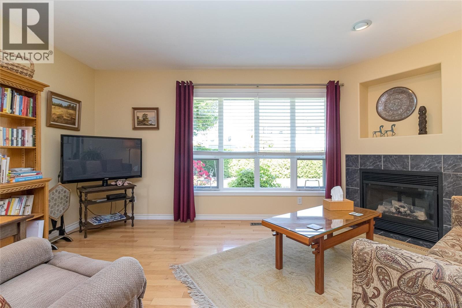 6377 Rodolph Rd, Central Saanich, BC - Indoor Photo Showing Living Room With Fireplace