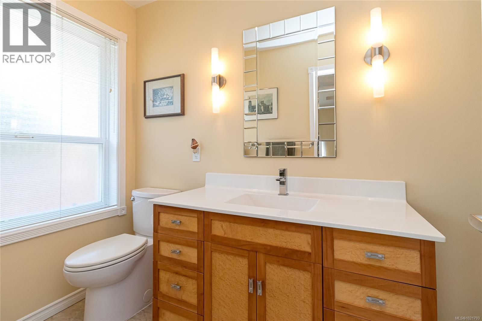 6377 Rodolph Rd, Central Saanich, BC - Indoor Photo Showing Bathroom