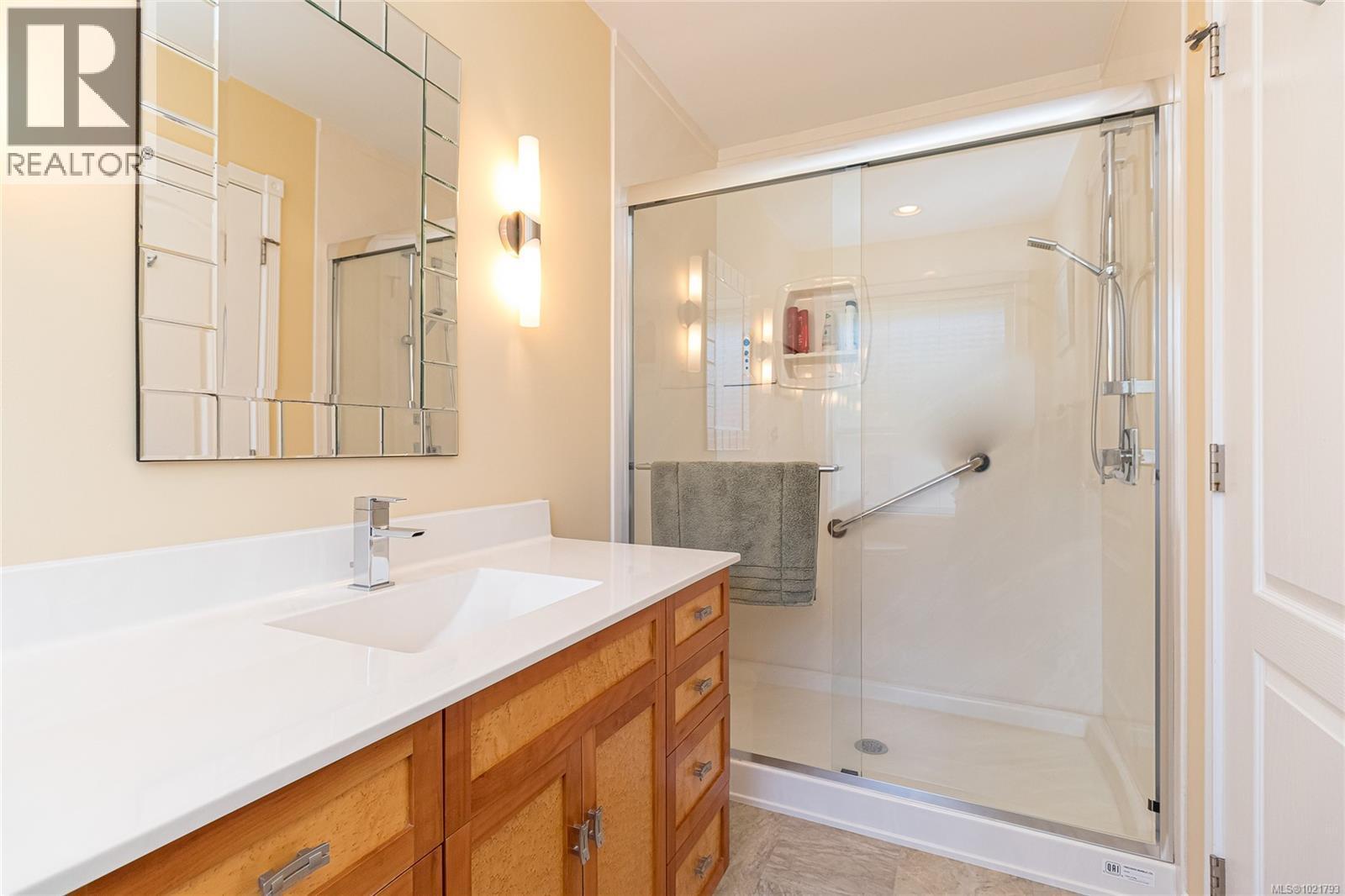 6377 Rodolph Rd, Central Saanich, BC - Indoor Photo Showing Bathroom