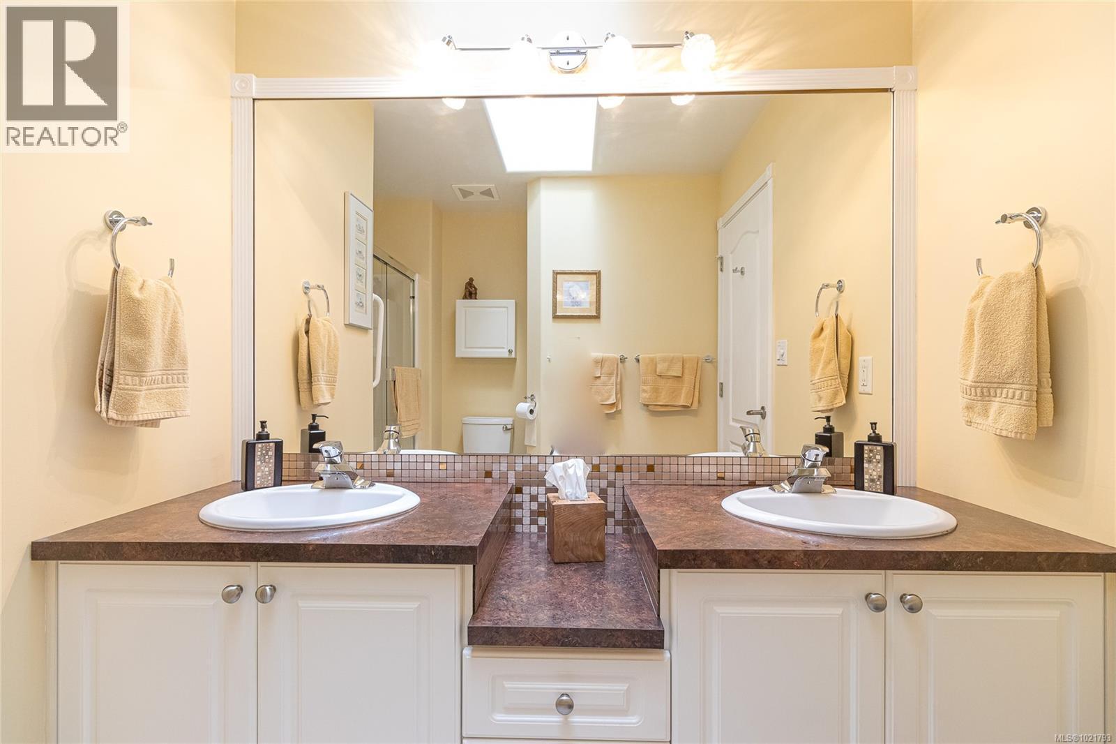 6377 Rodolph Rd, Central Saanich, BC - Indoor Photo Showing Bathroom