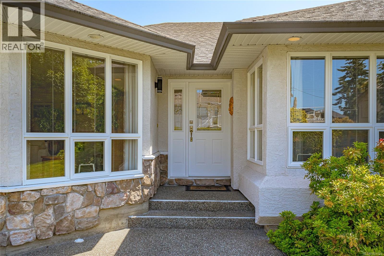 6377 Rodolph Rd, Central Saanich, BC - Outdoor