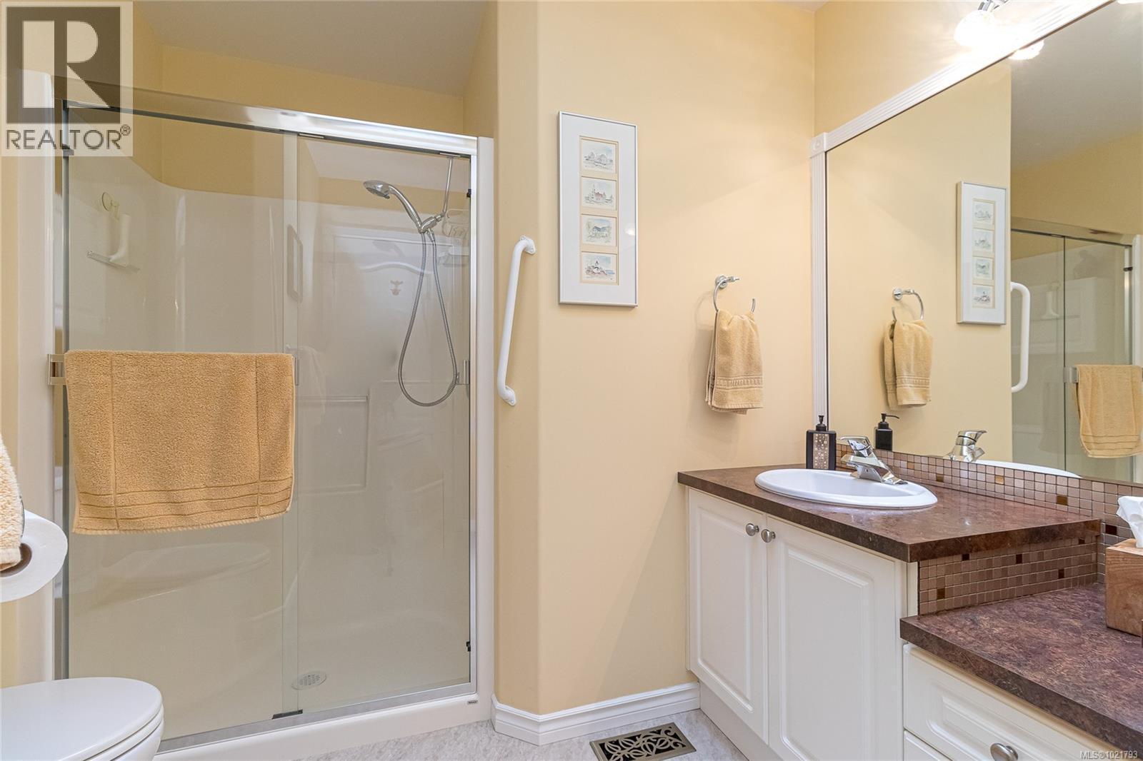 6377 Rodolph Rd, Central Saanich, BC - Indoor Photo Showing Bathroom