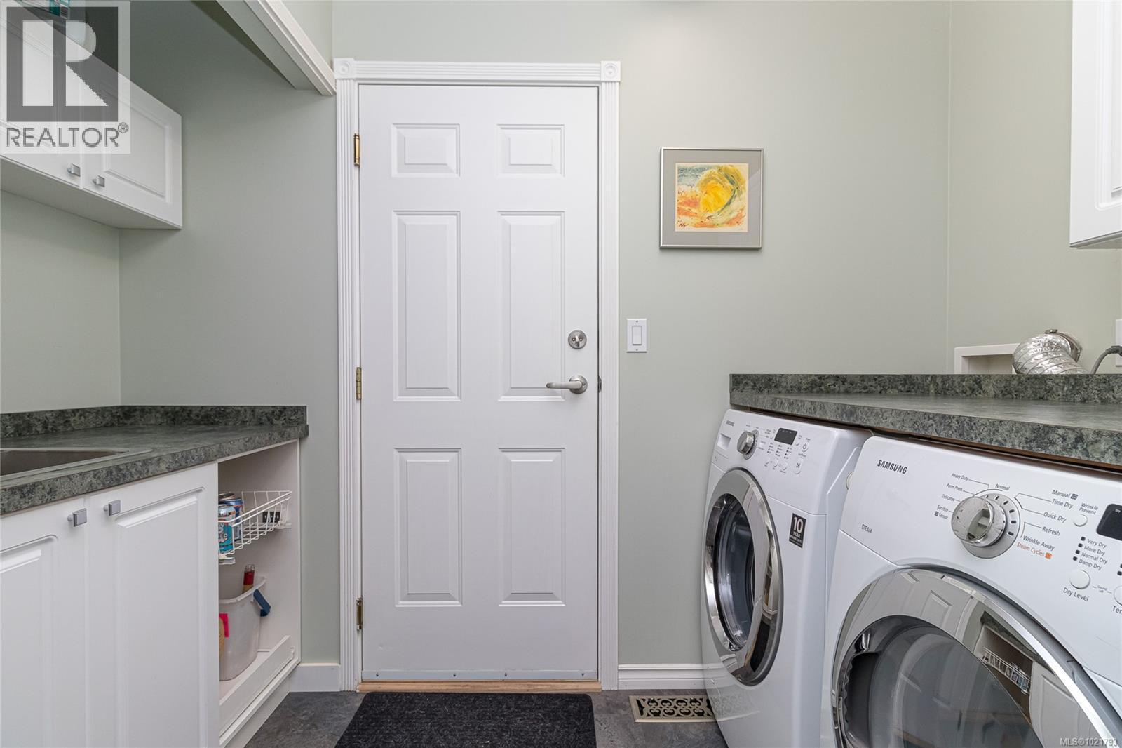 6377 Rodolph Rd, Central Saanich, BC - Indoor Photo Showing Laundry Room