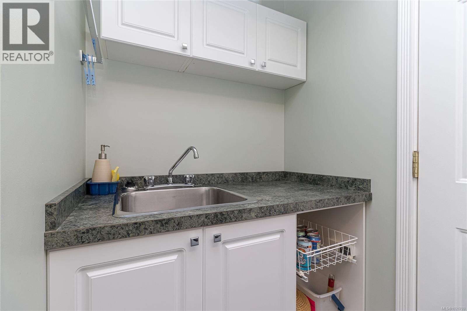 6377 Rodolph Rd, Central Saanich, BC - Indoor