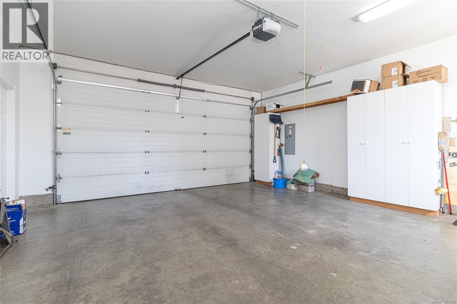 6377 Rodolph Rd, Central Saanich, BC - Indoor Photo Showing Garage