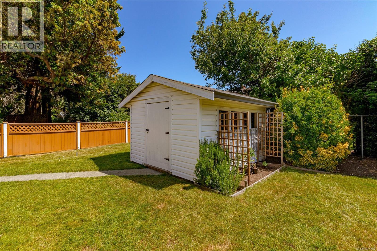 6377 Rodolph Rd, Central Saanich, BC - Outdoor