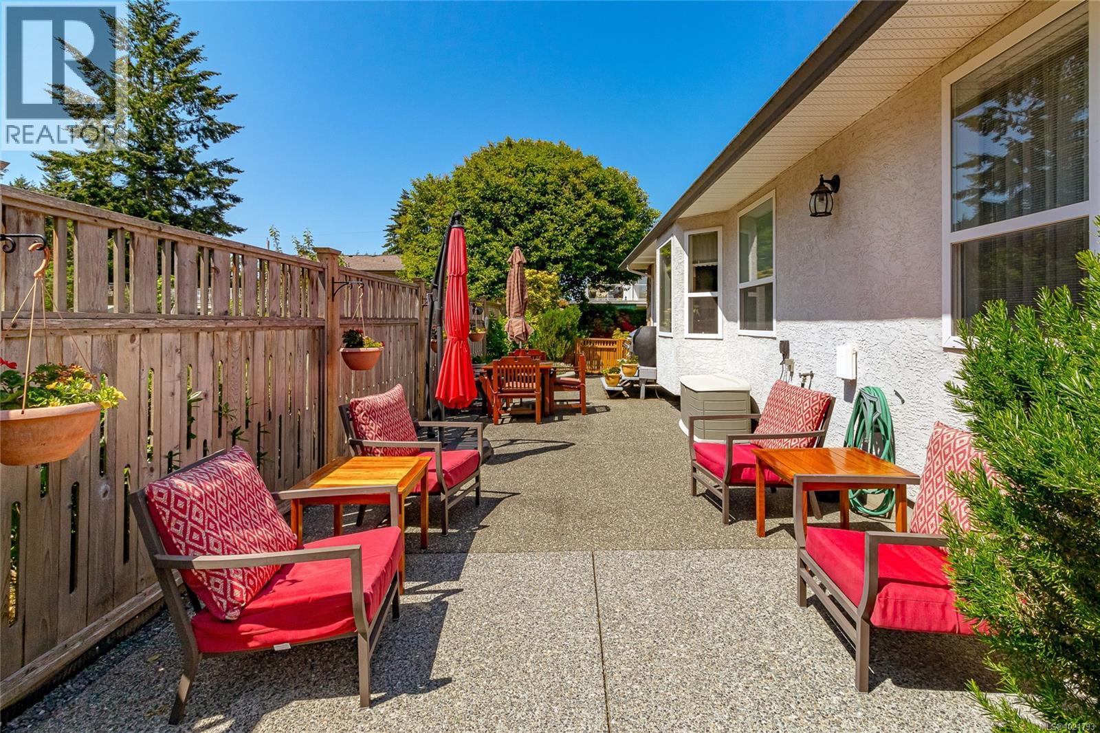 6377 Rodolph Rd, Central Saanich, BC - Outdoor With Exterior