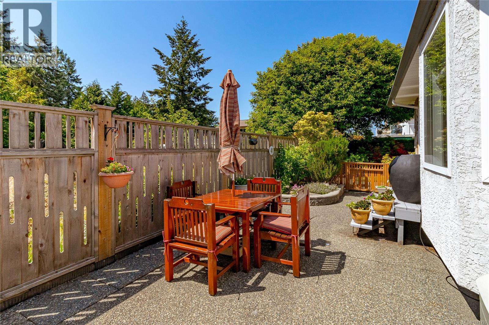 6377 Rodolph Rd, Central Saanich, BC - Outdoor