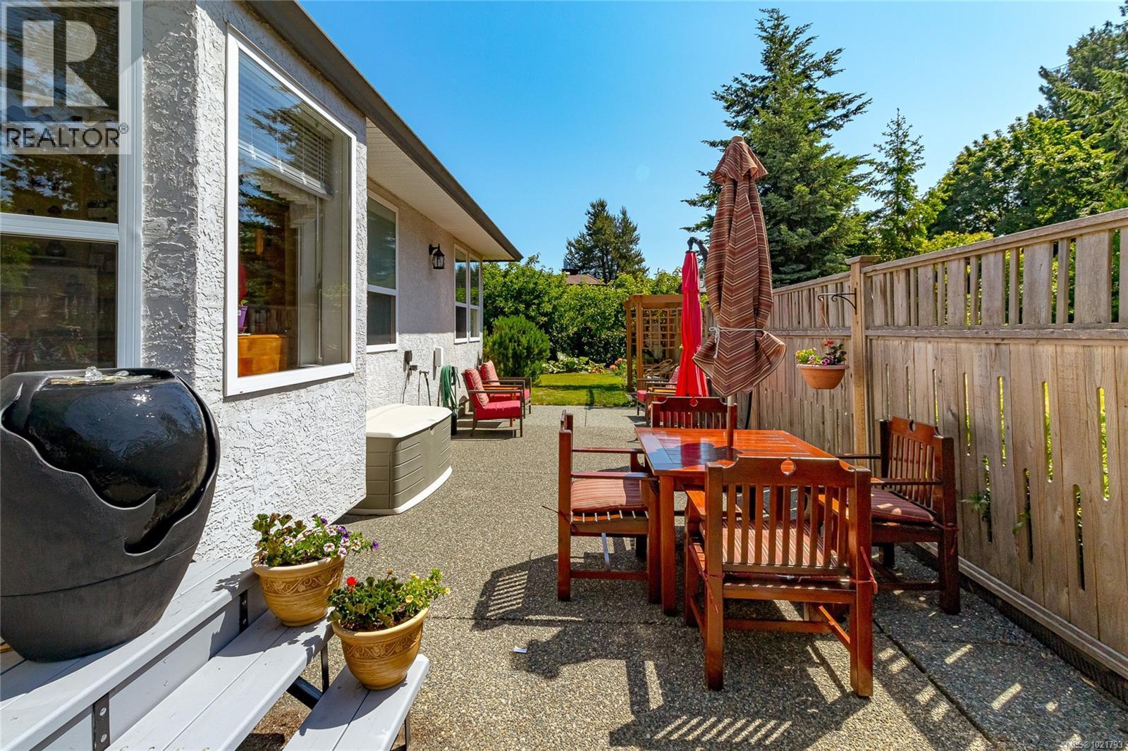 6377 Rodolph Rd, Central Saanich, BC - Outdoor